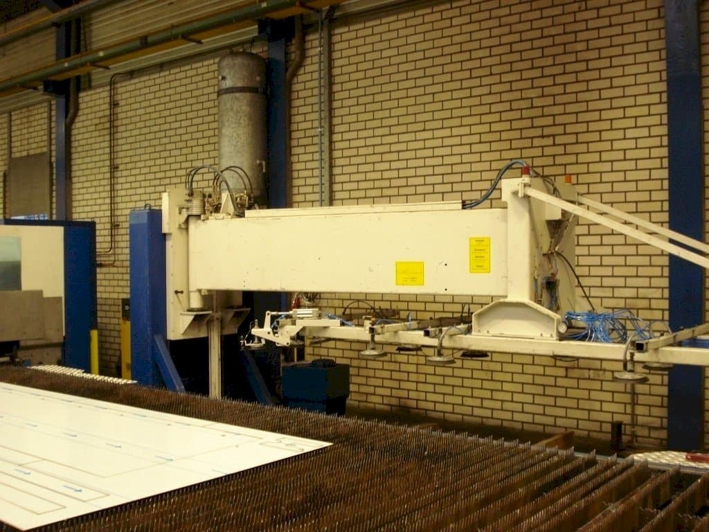 Čelní pohled  na TRUMPF Loadmaster  stroj