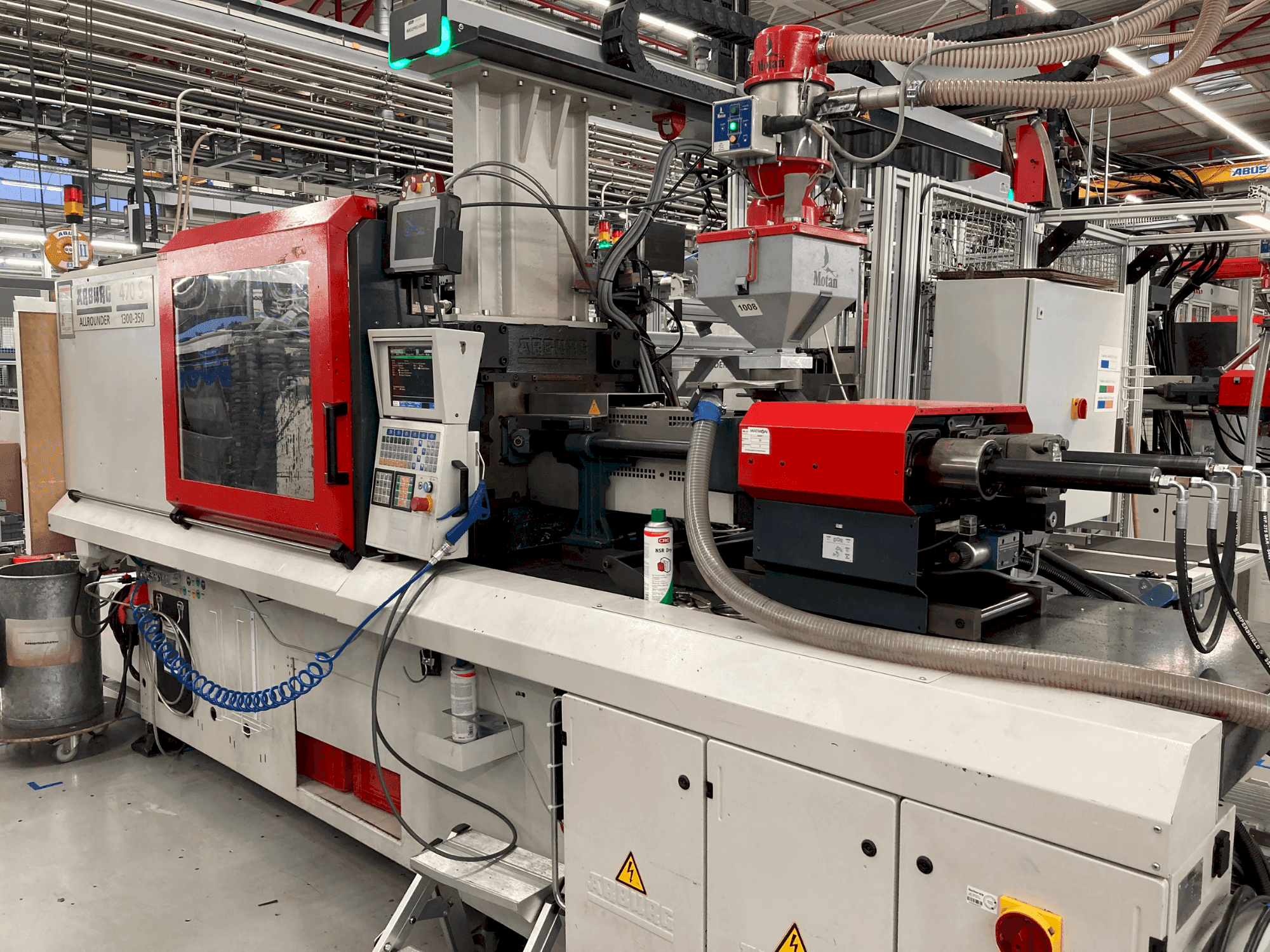 Čelní pohled  na Arburg Allrounder 470 S 1300-350  stroj