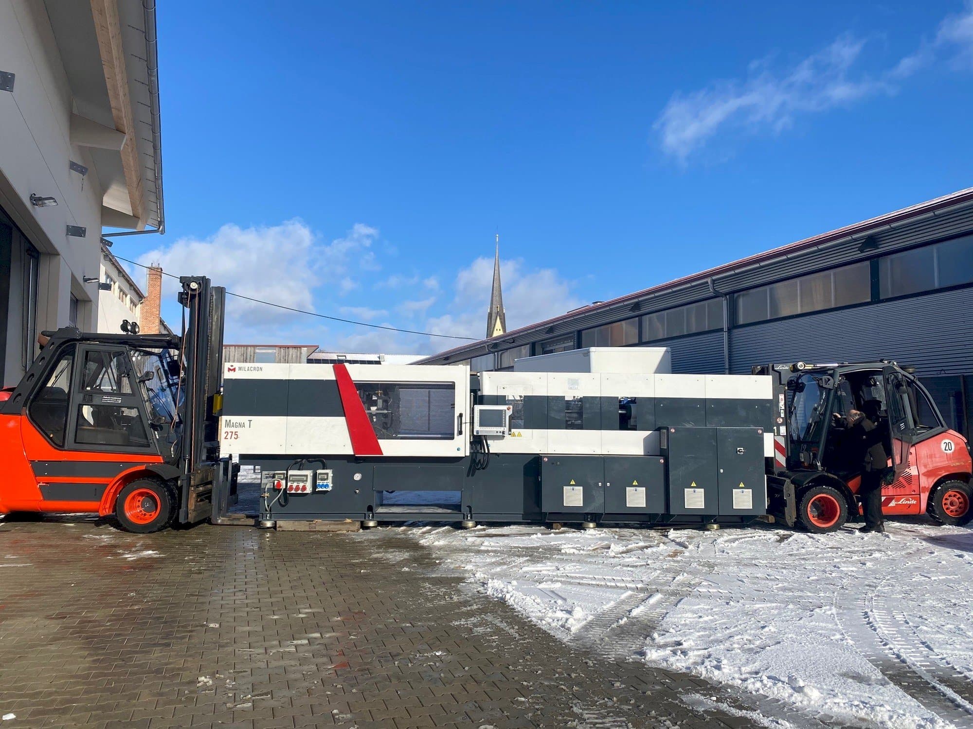 Čelní pohled  na Milacron Magna T (MTs) - 275  stroj