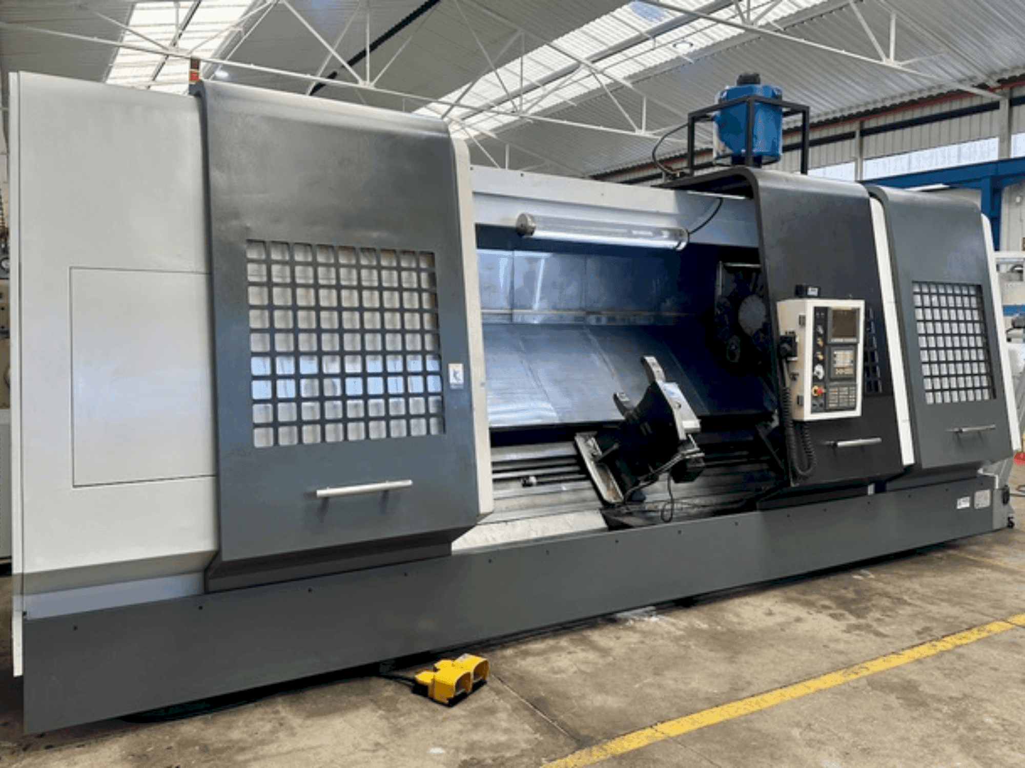 Čelní pohled  na SMTCL HTC 63300  stroj