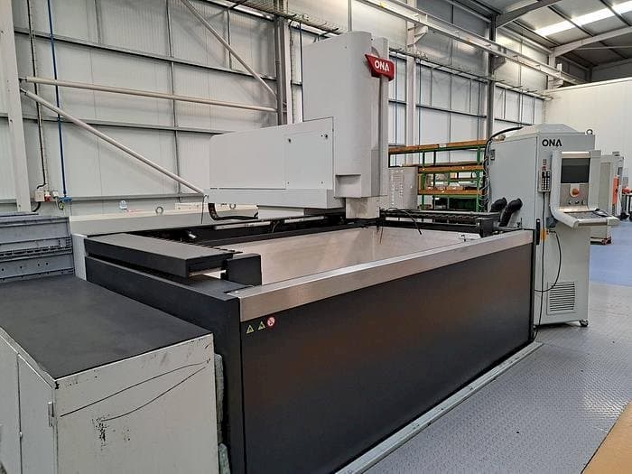 Čelní pohled  na ONA QX8 B1 L  stroj