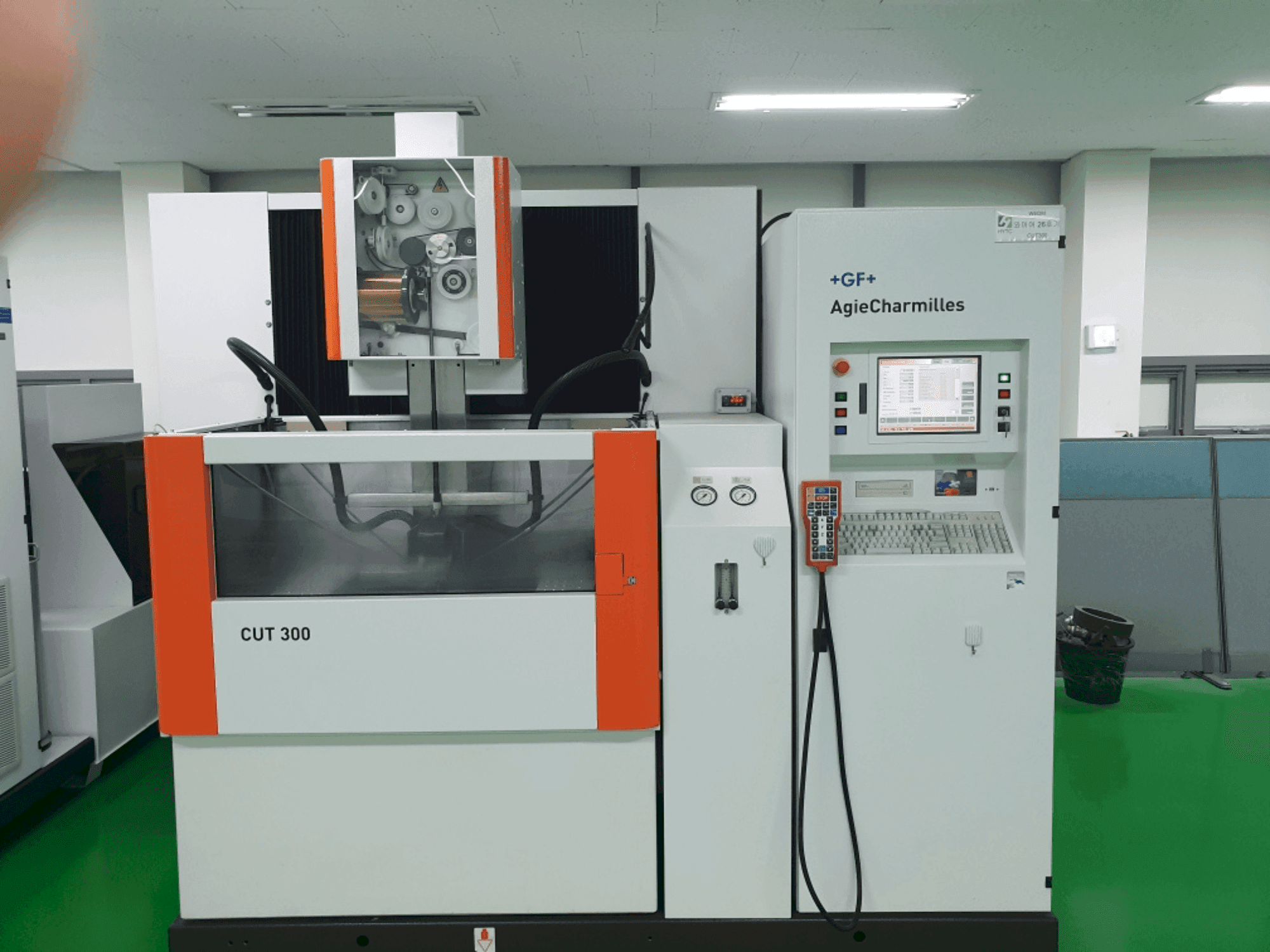 Čelní pohled  na AGIE CUT 300  stroj