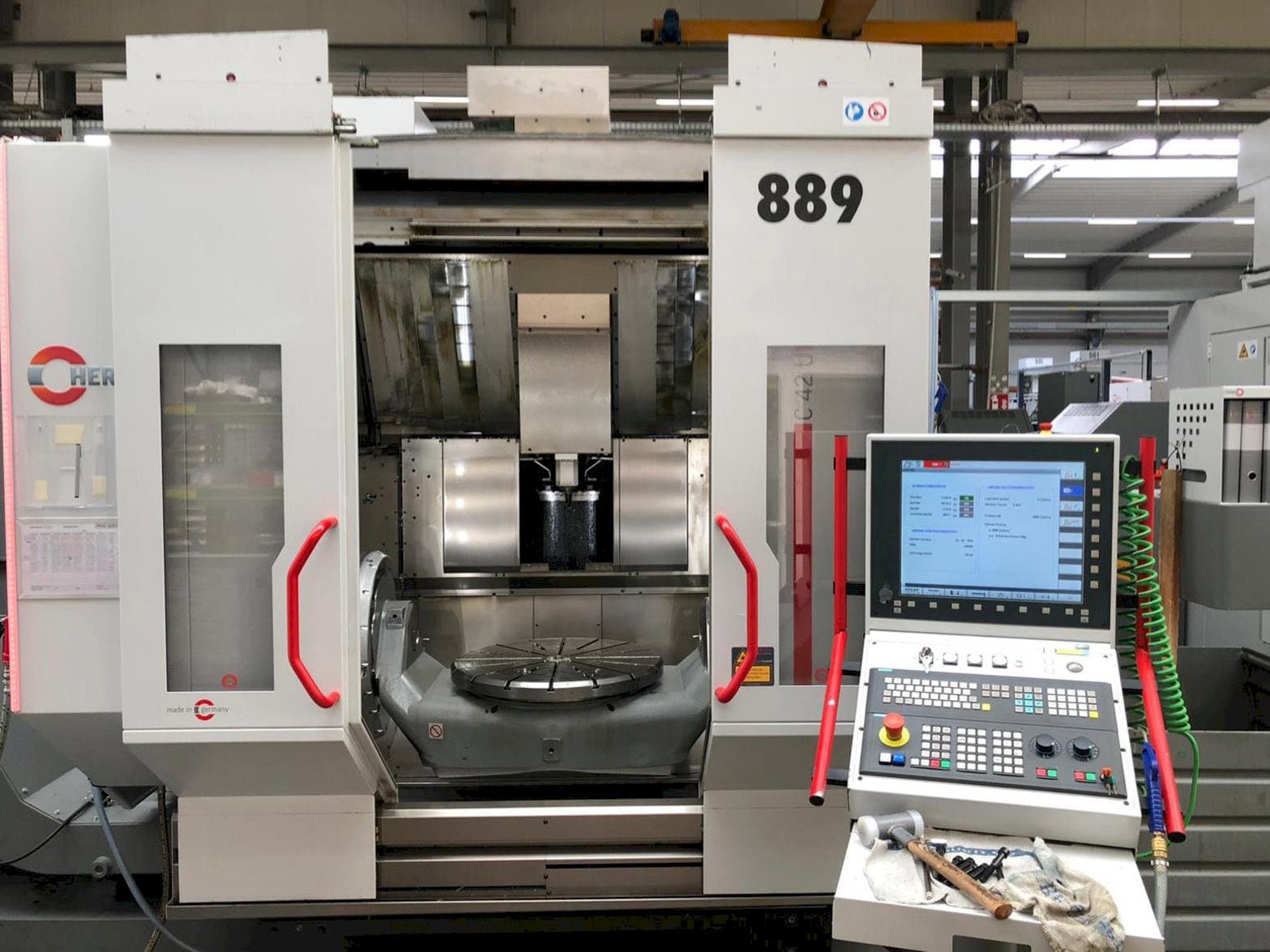 Čelní pohled  na HERMLE C42U MT  stroj