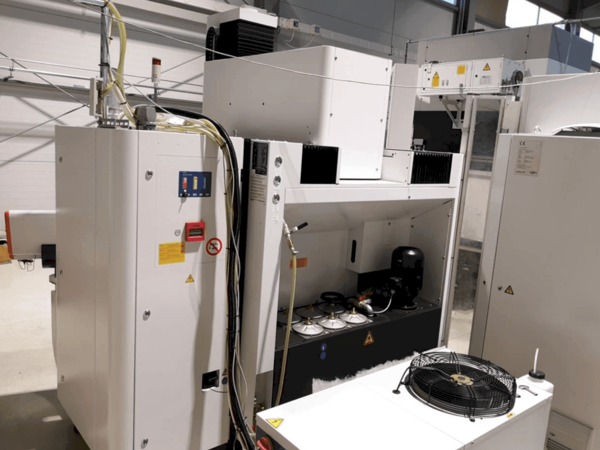 Čelní pohled  na AgieCharmilles FORM P 600  stroj