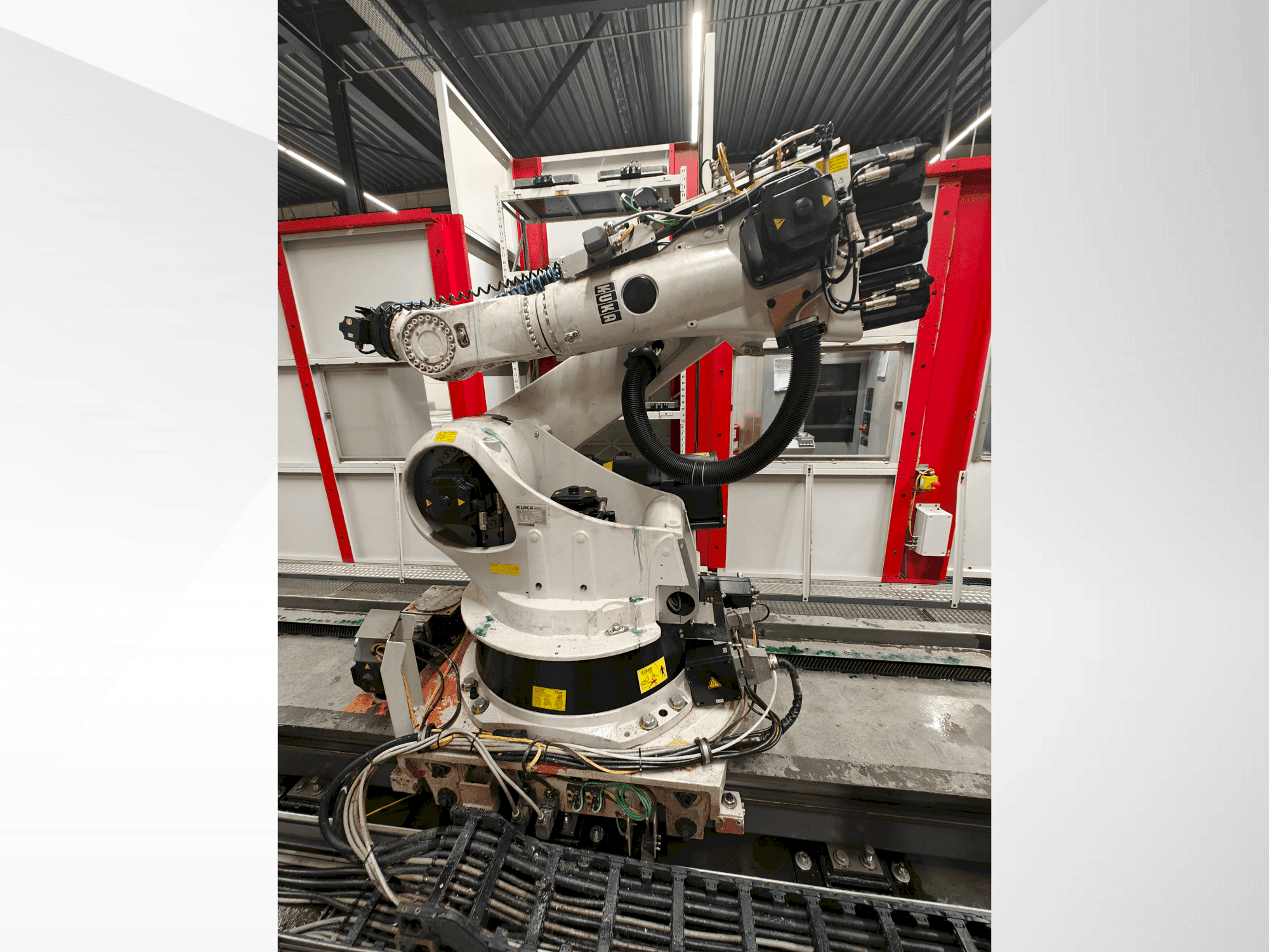 Čelní pohled  na KUKA KR 270-2  stroj