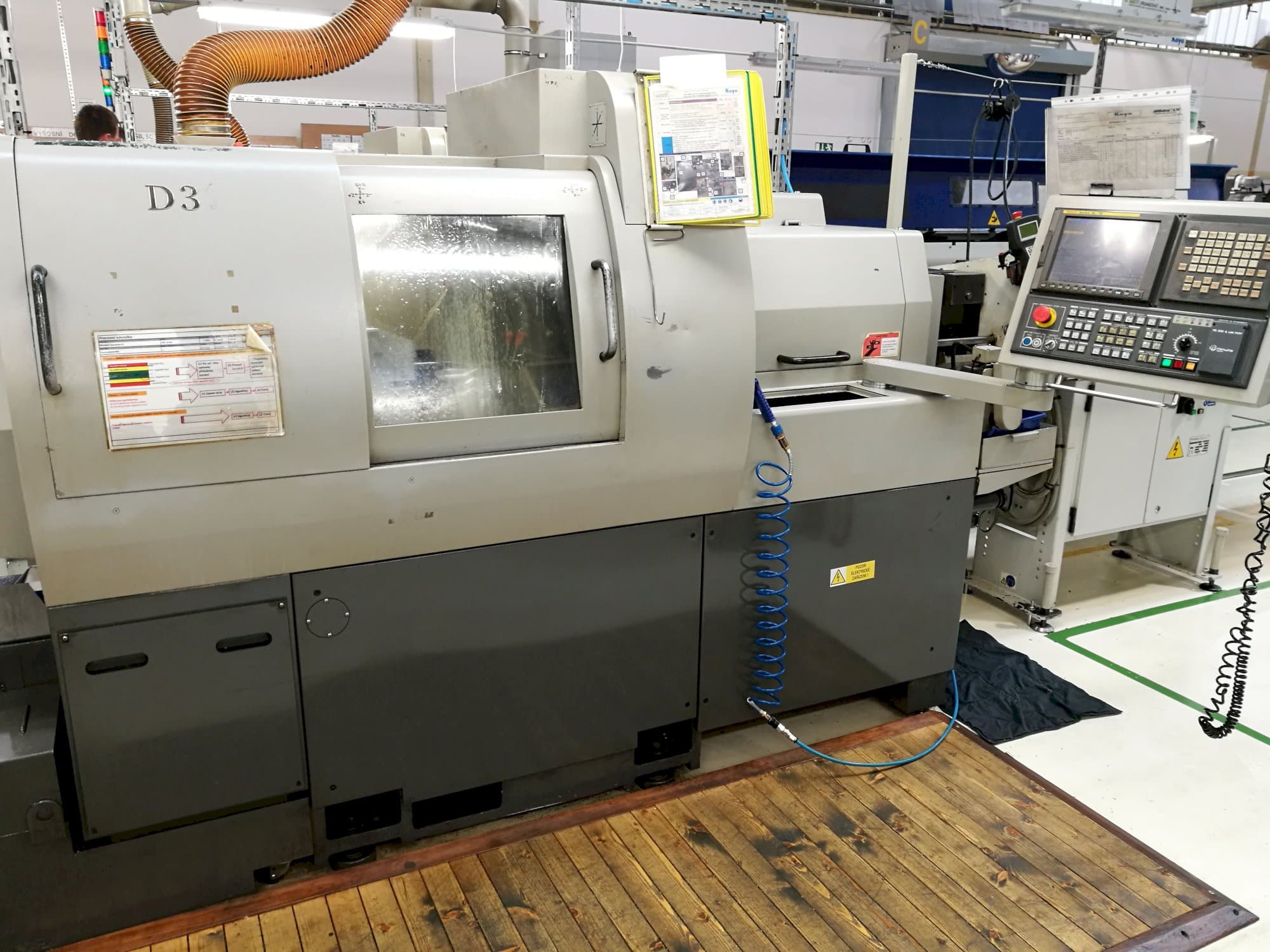 Čelní pohled  na Hanwha XD 38 N stroj