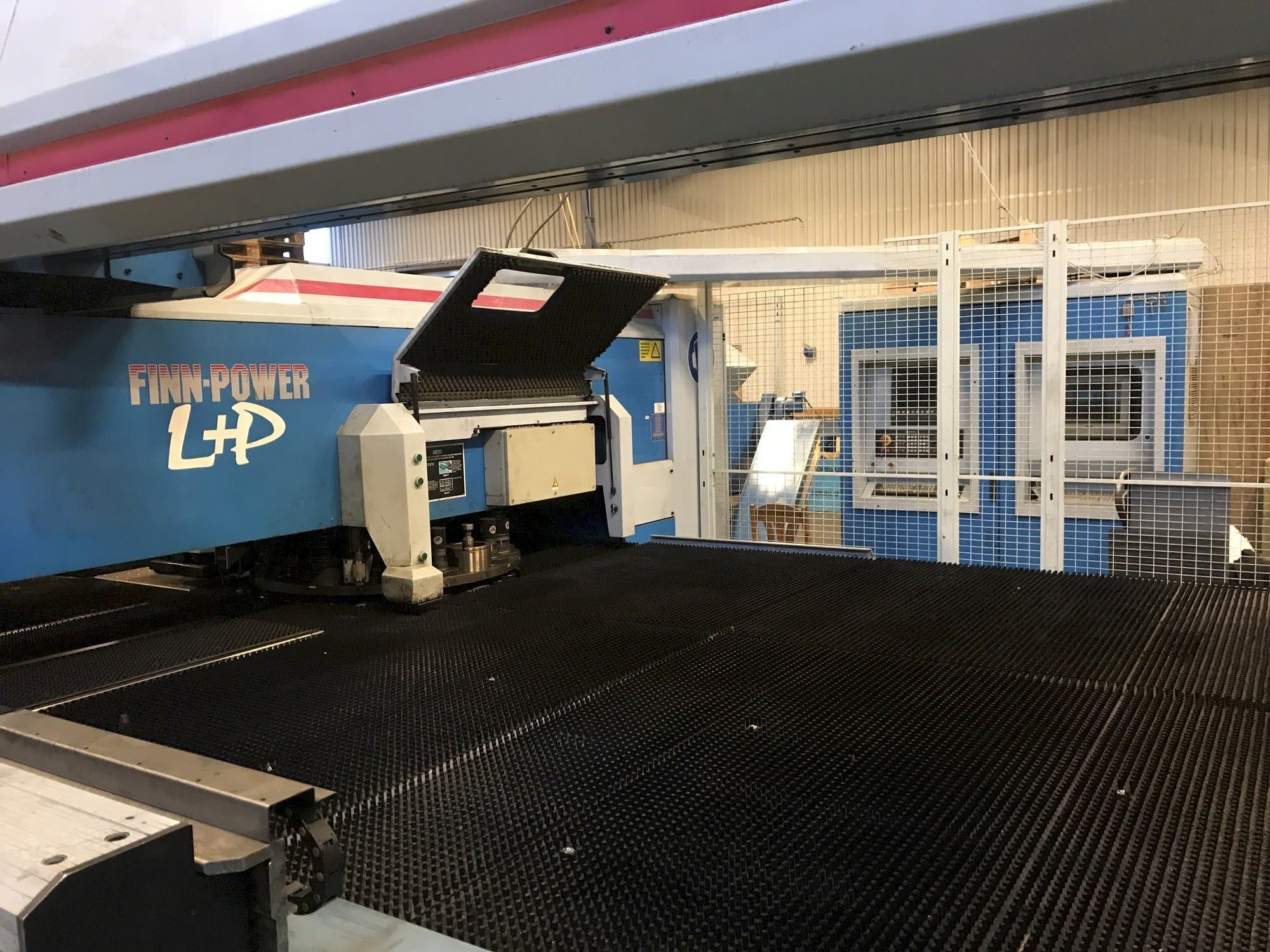 Čelní pohled  na Finn-Power LP6  stroj