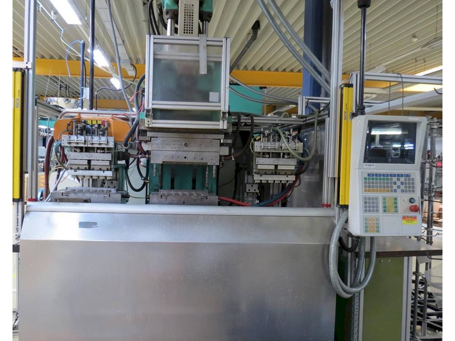 Čelní pohled  na Arburg Allrounder CENTEX 270 C 400-100  stroj