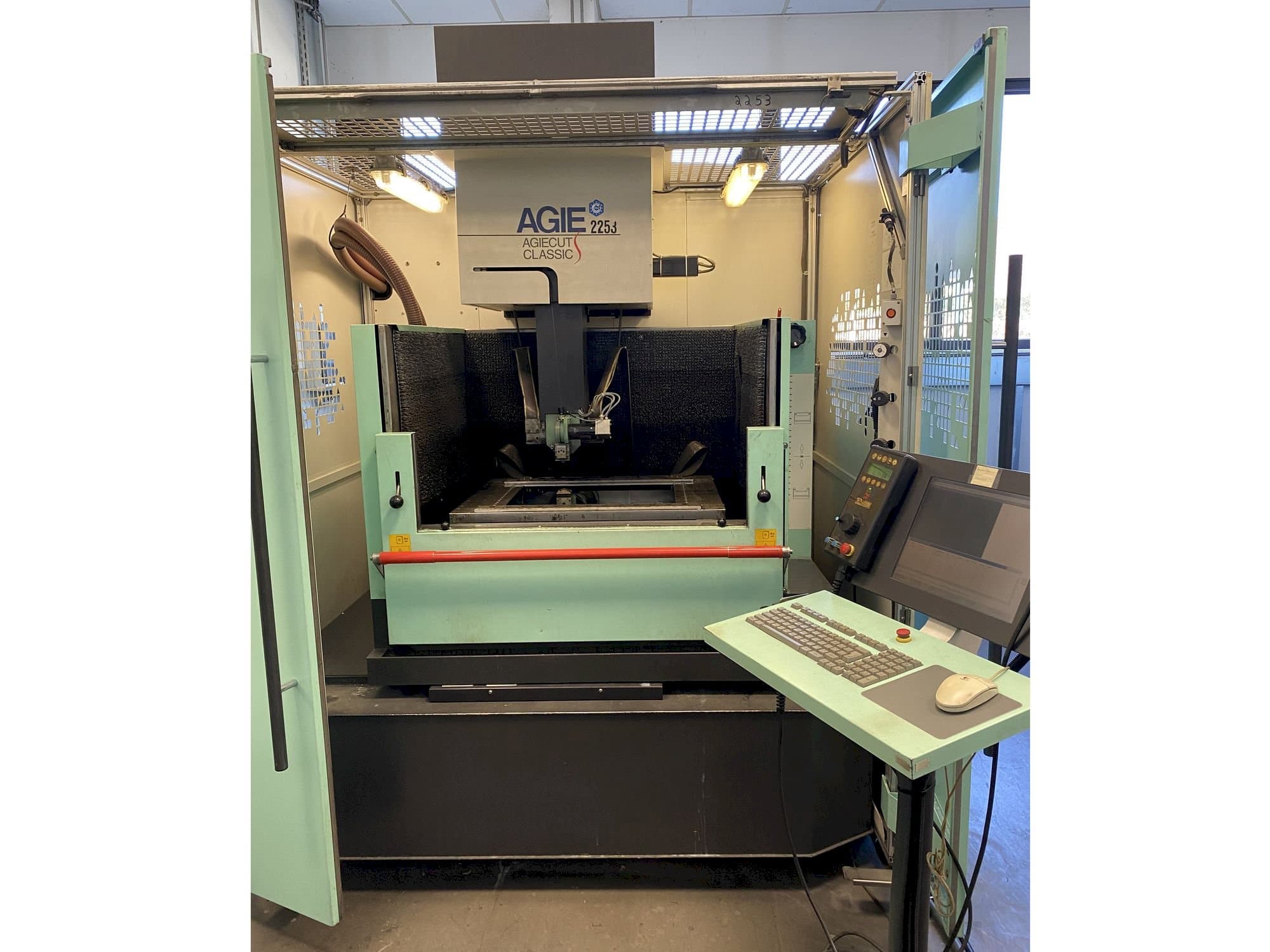 Čelní pohled  na AGIE Agiecut Classic 3s  stroj