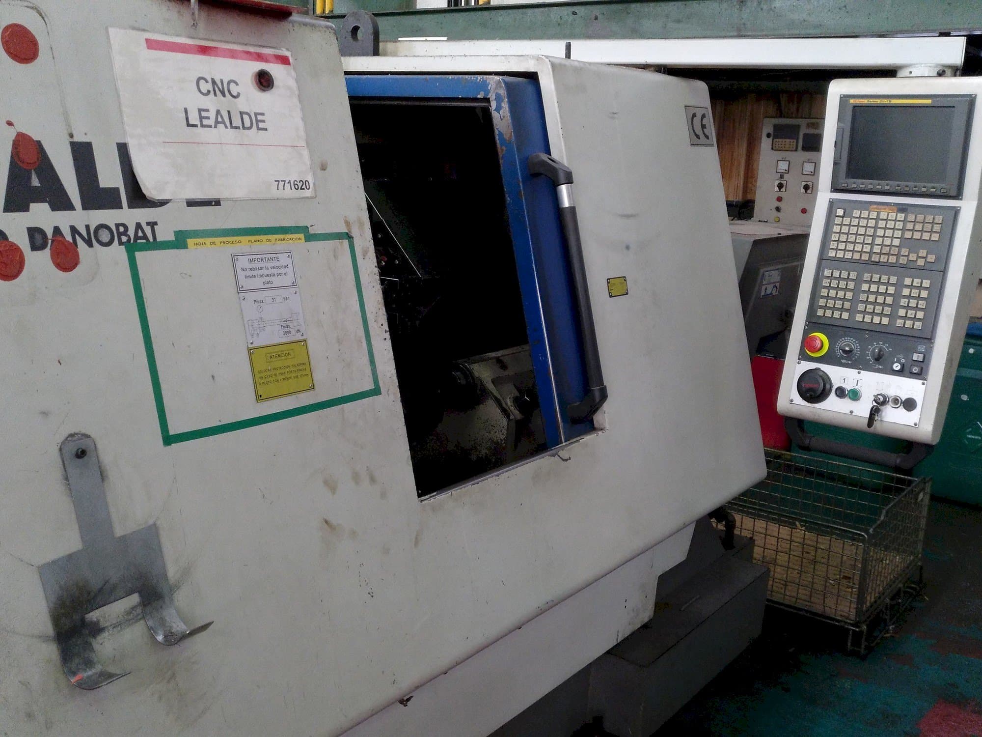 Čelní pohled  na Lealde TNC 10  stroj