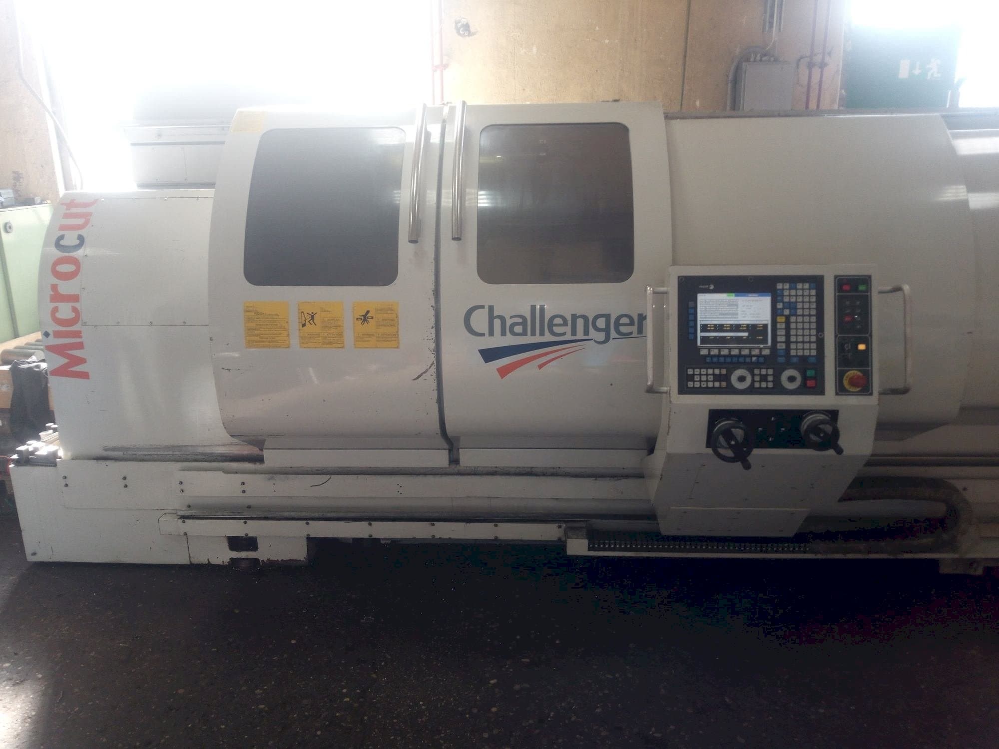 Čelní pohled  na MICROCUT BNC 2280  stroj