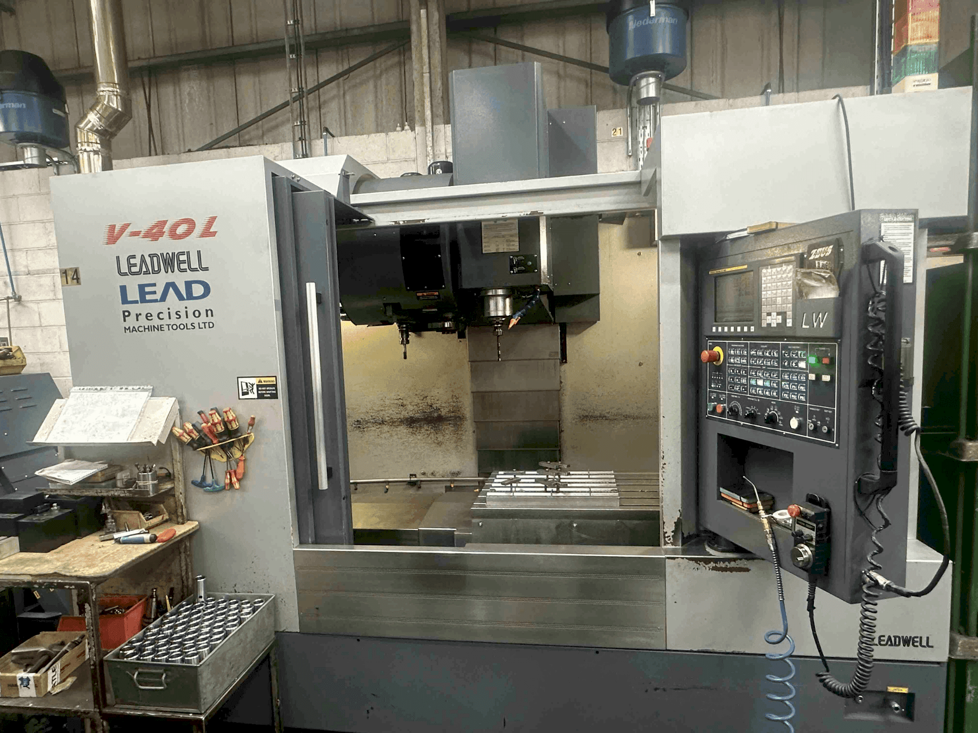 Čelní pohled  na Leadwell V-40L  stroj