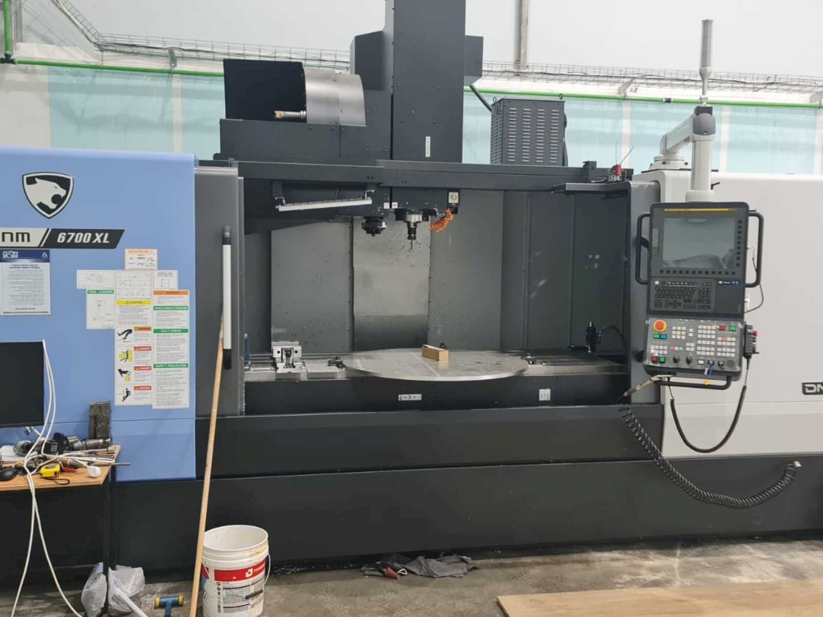 Čelní pohled  na Doosan DNM 6700 XL  stroj