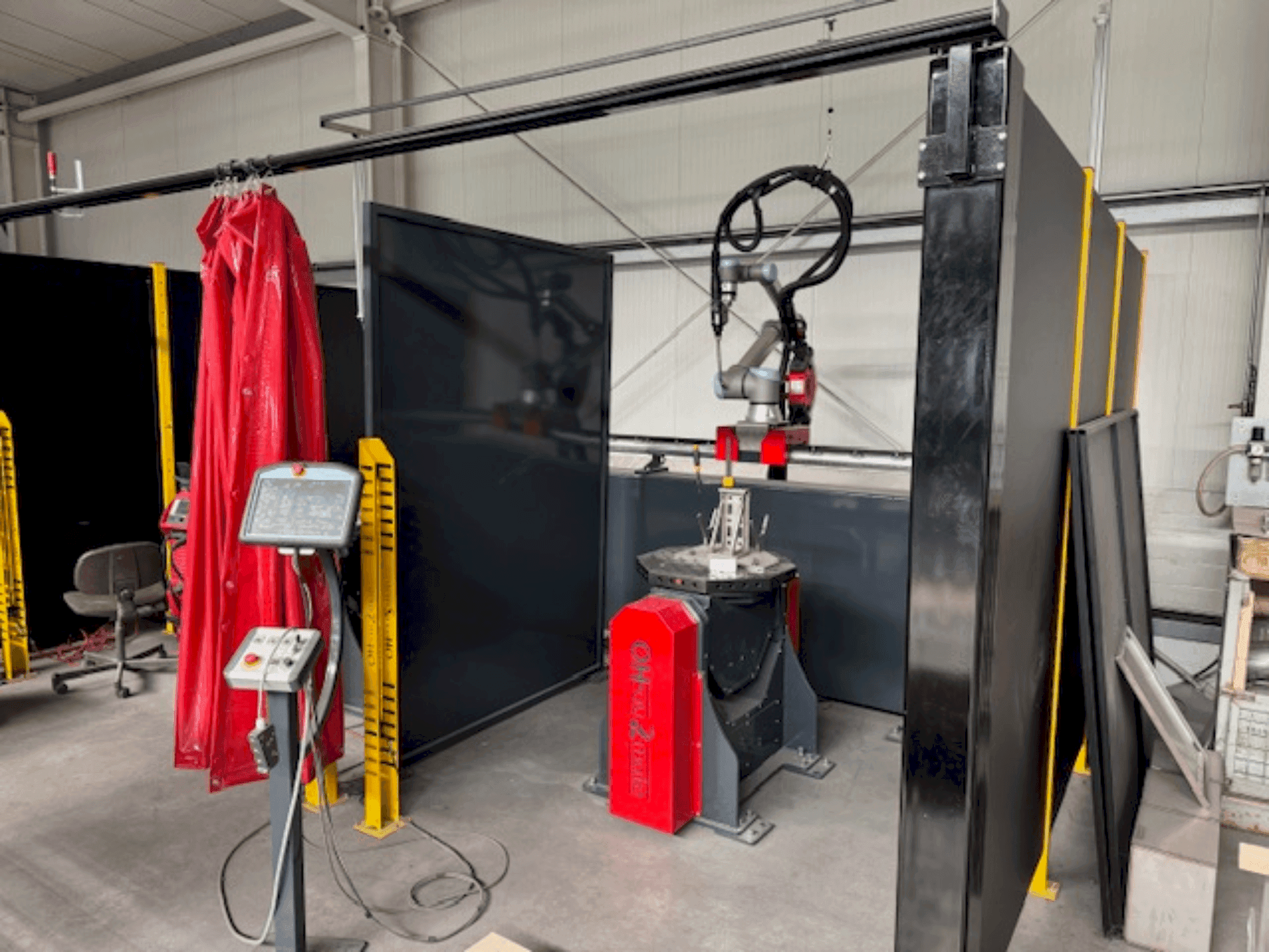 Čelní pohled  na FRONIUS UR10 Roboter e-Series  stroj