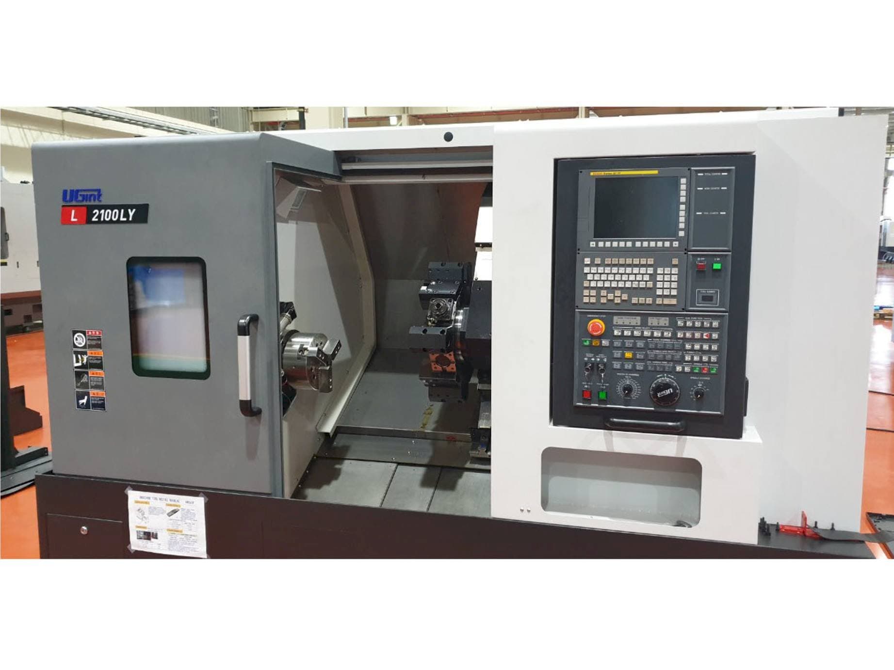 Čelní pohled  na UGINT L2100LY  stroj