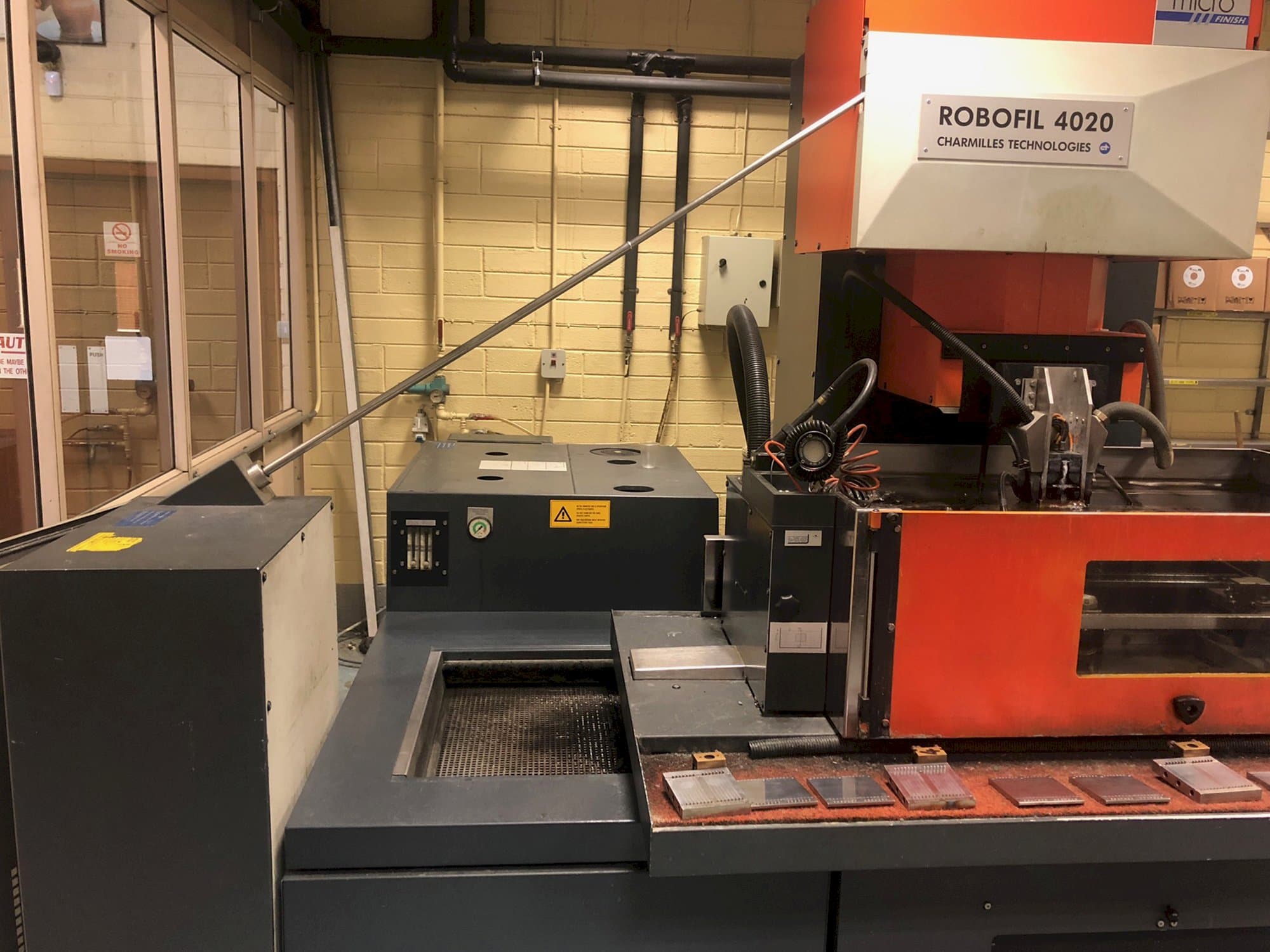 Čelní pohled  na CHARMILLES ROBOFIL 4020 stroj