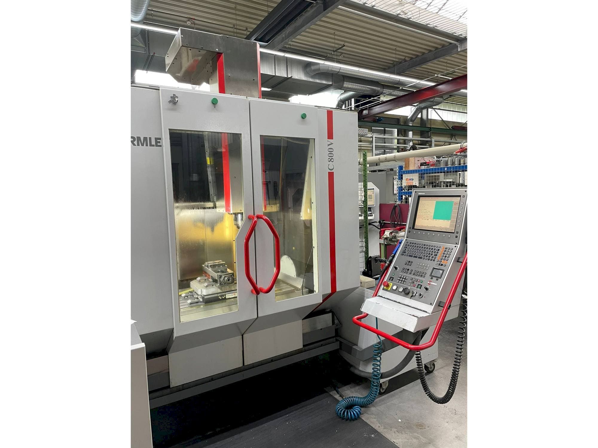 Čelní pohled  na HERMLE C 800 V  stroj