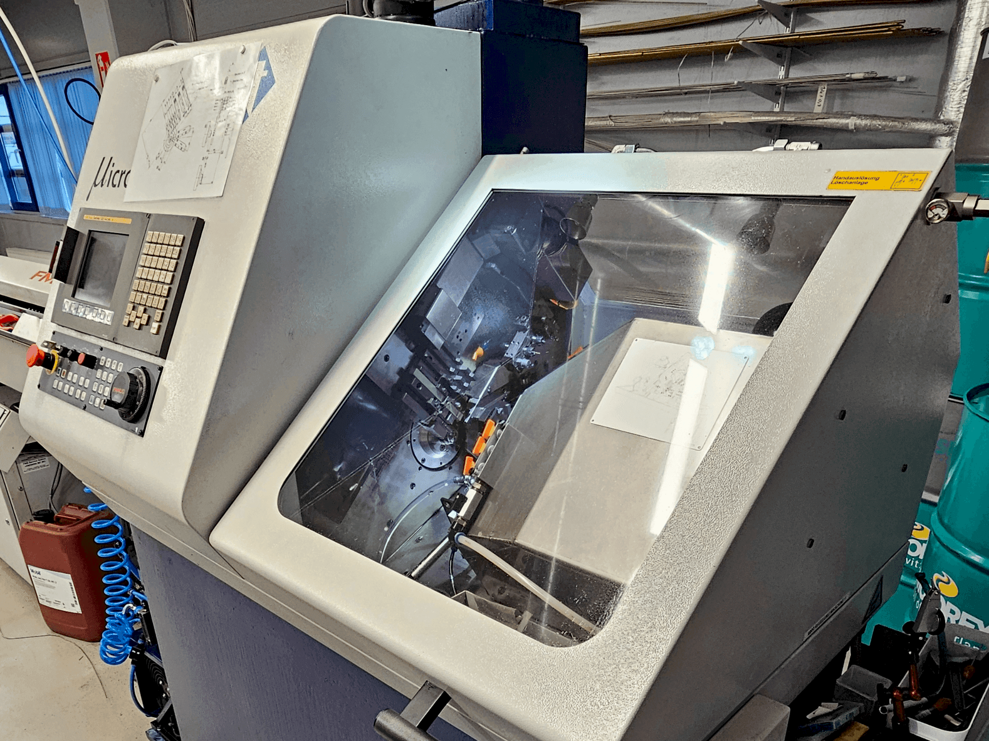 Čelní pohled  na TORNOS Micro 8  stroj