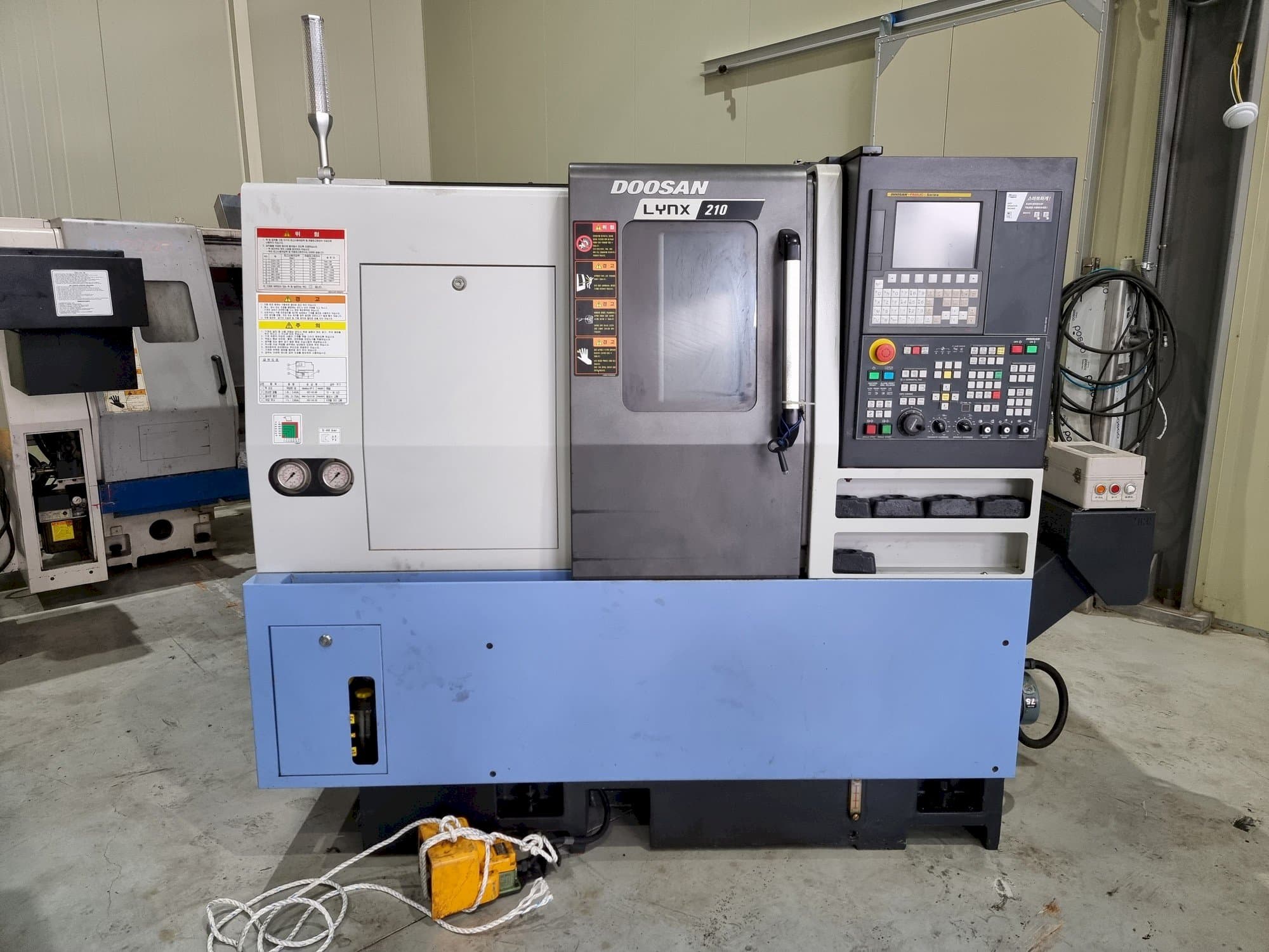 Čelní pohled  na Doosan LYNX 210  stroj