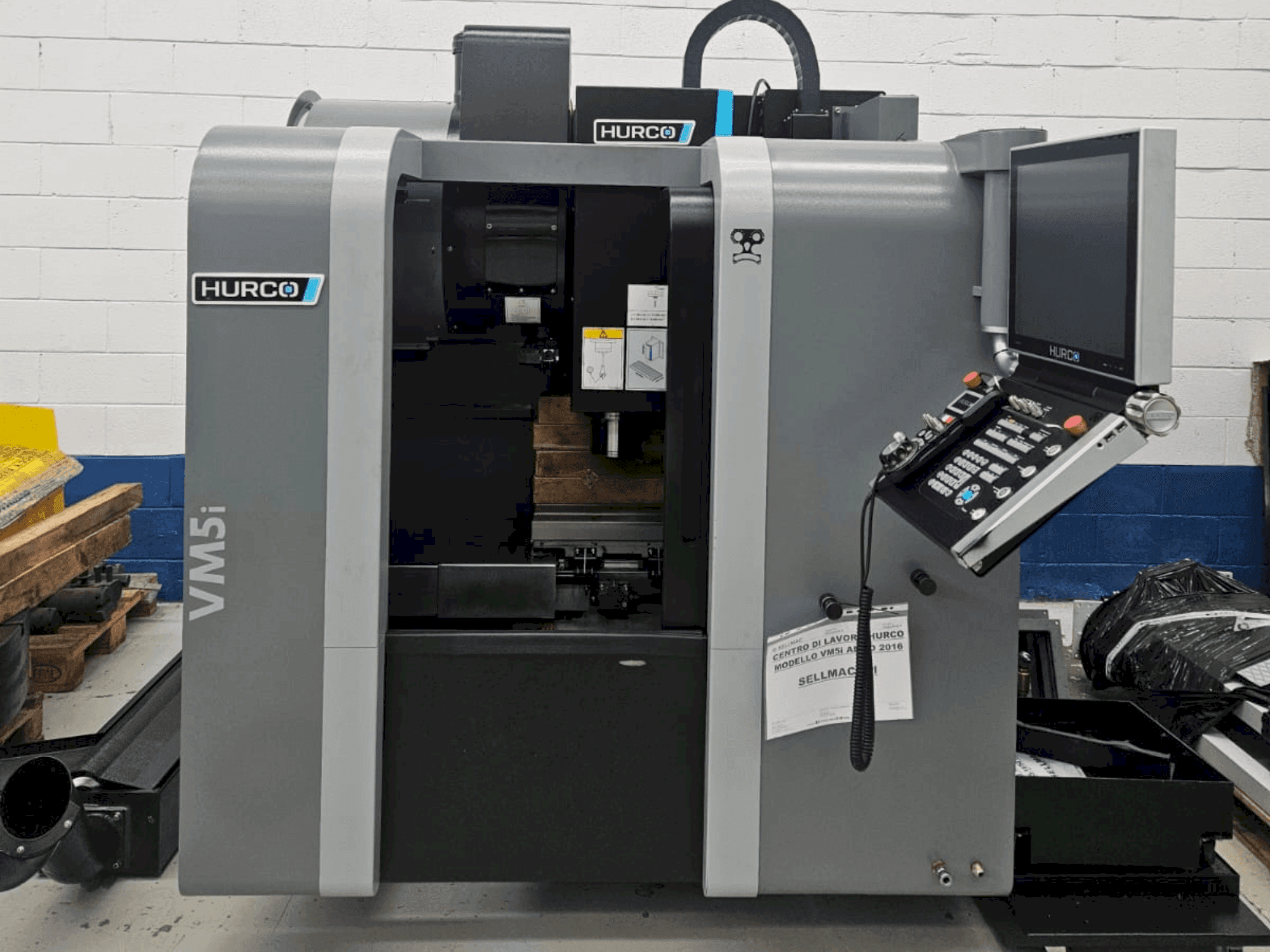 Čelní pohled  na Hurco VM5i  stroj