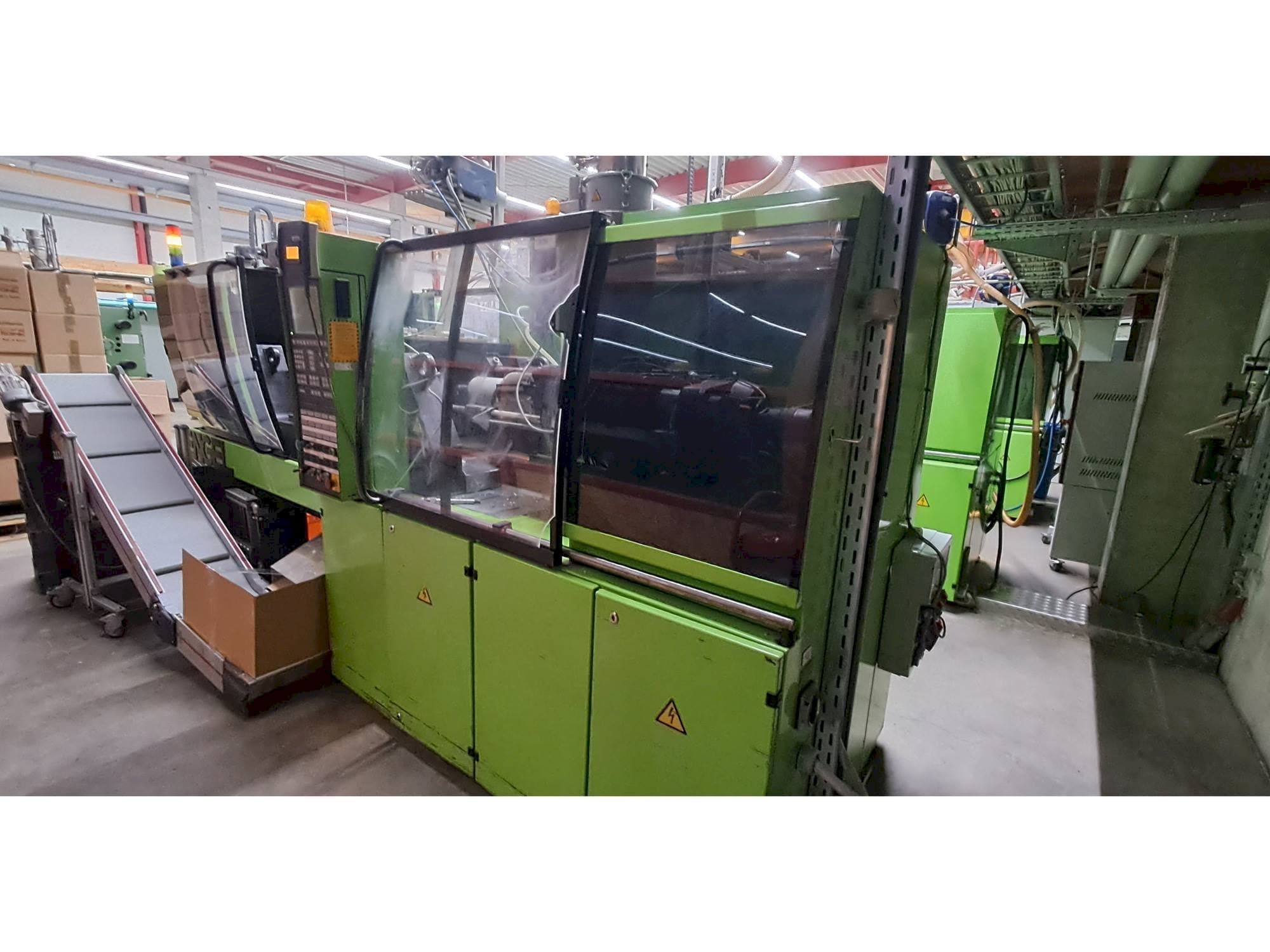 Čelní pohled  na Engel ES 330/110 HL  stroj