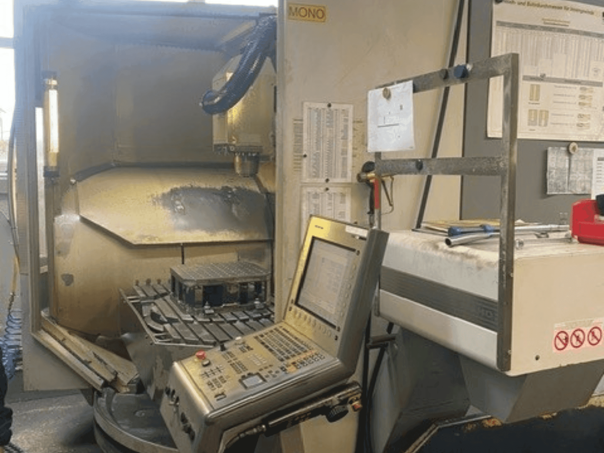 Čelní pohled  na DECKEL MAHO DMU 80 monoBLOCK simultan  stroj