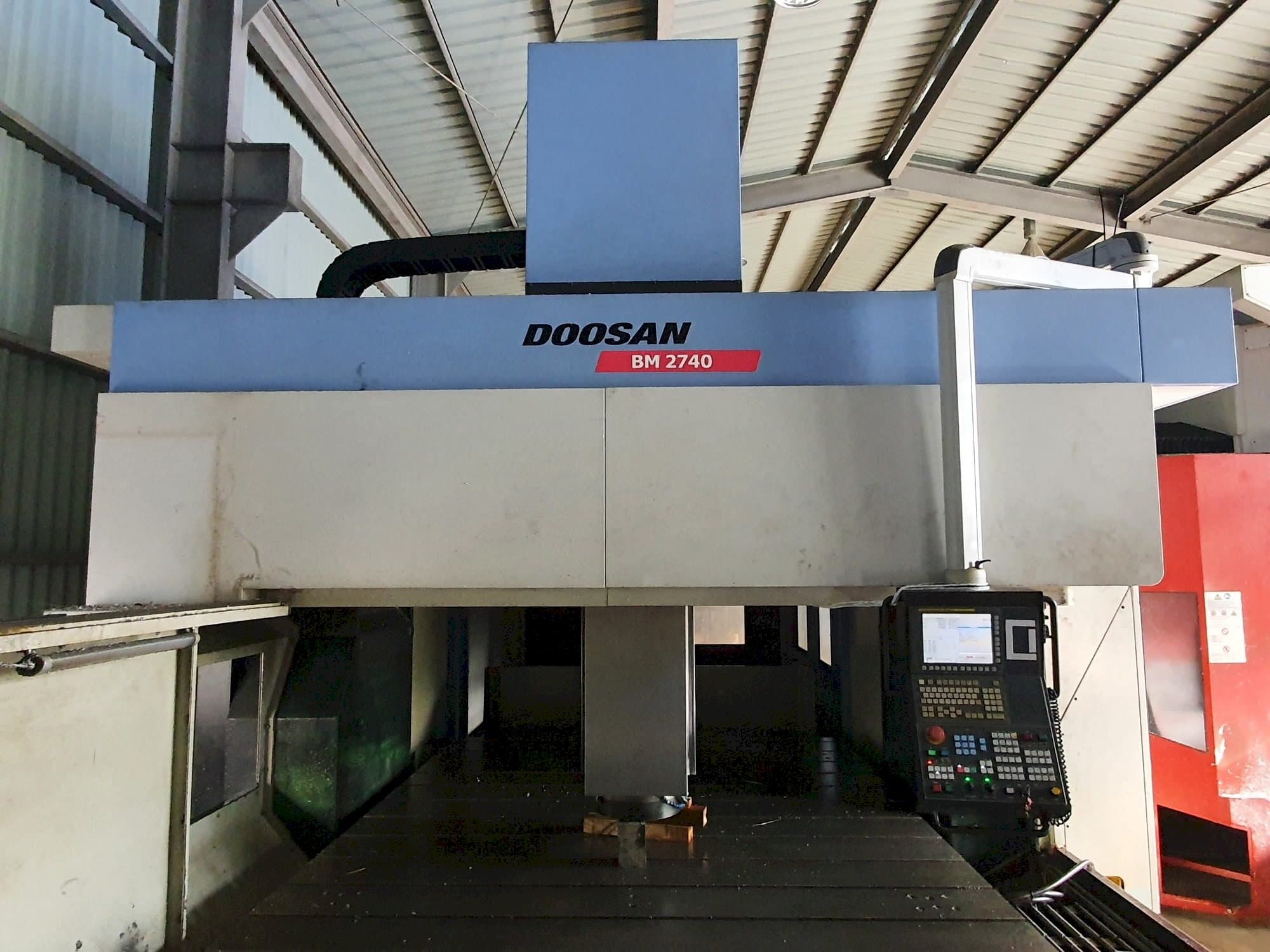 Čelní pohled  na Doosan BM2740  stroj