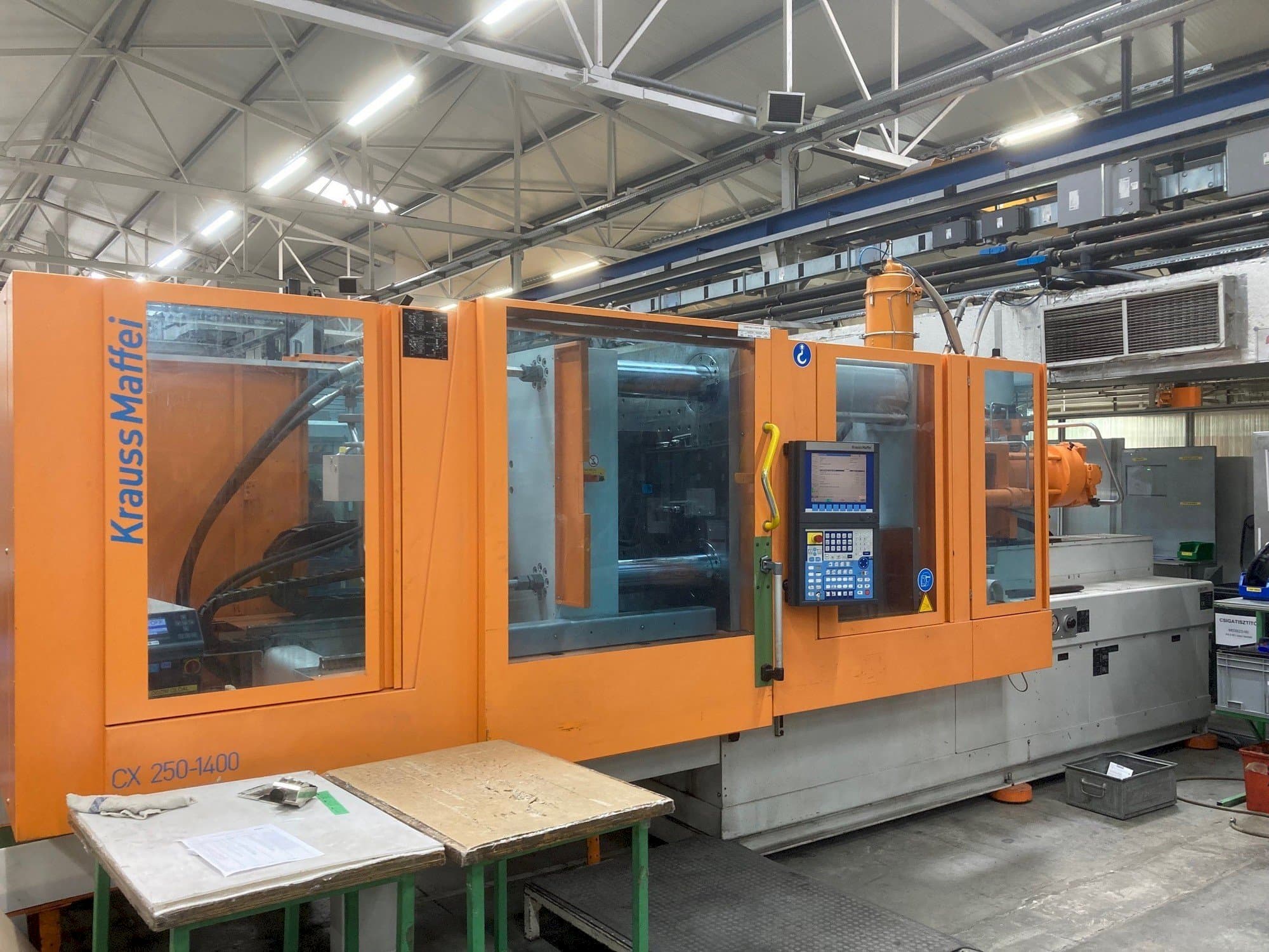 Čelní pohled  na Krauss Maffei KM 250-400 CX  stroj