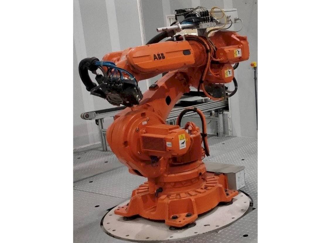 Čelní pohled  na ABB IRB 6620-150/2.2  stroj