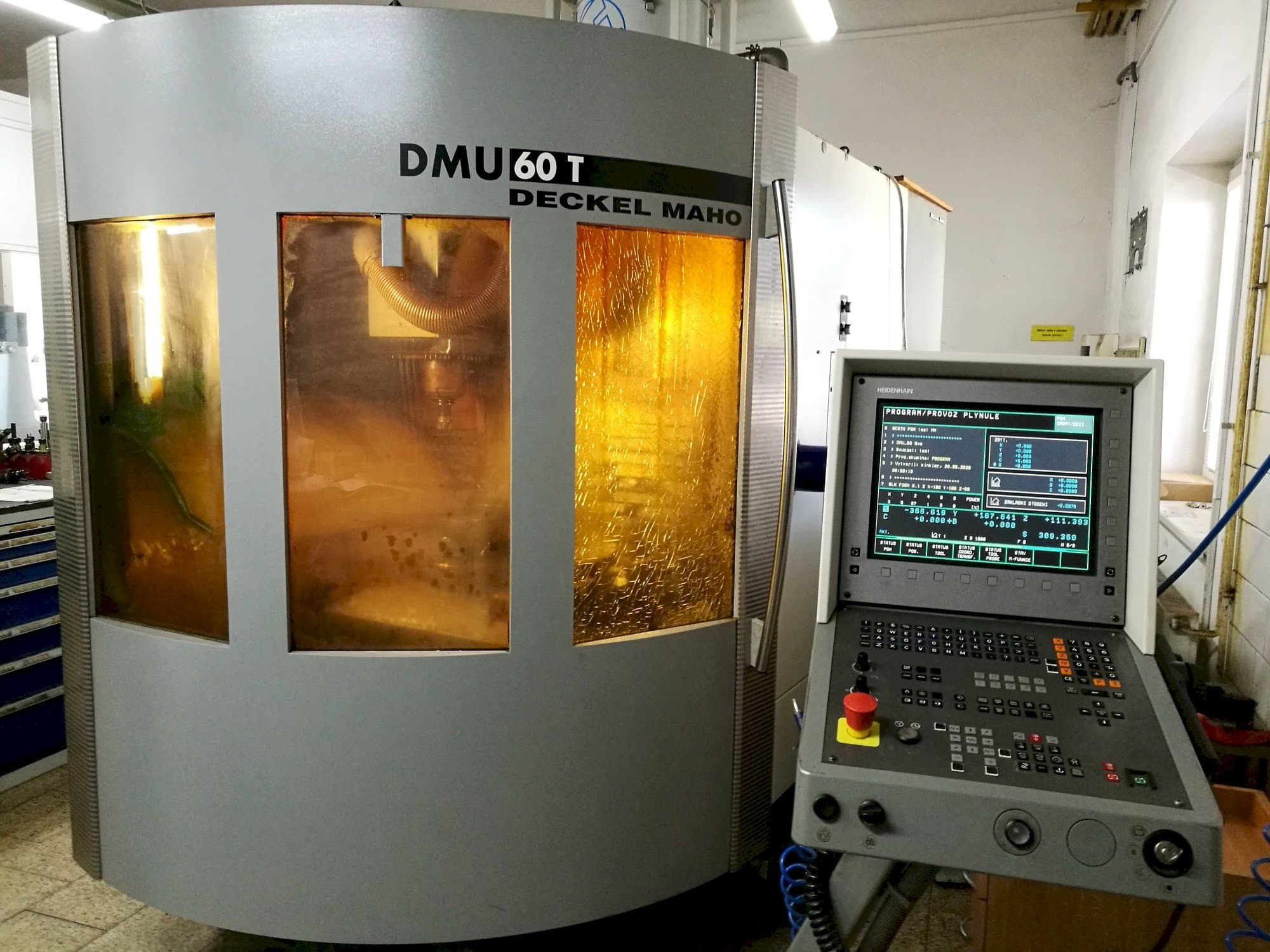 Čelní pohled  na DECKEL MAHO DMU 60T  stroj