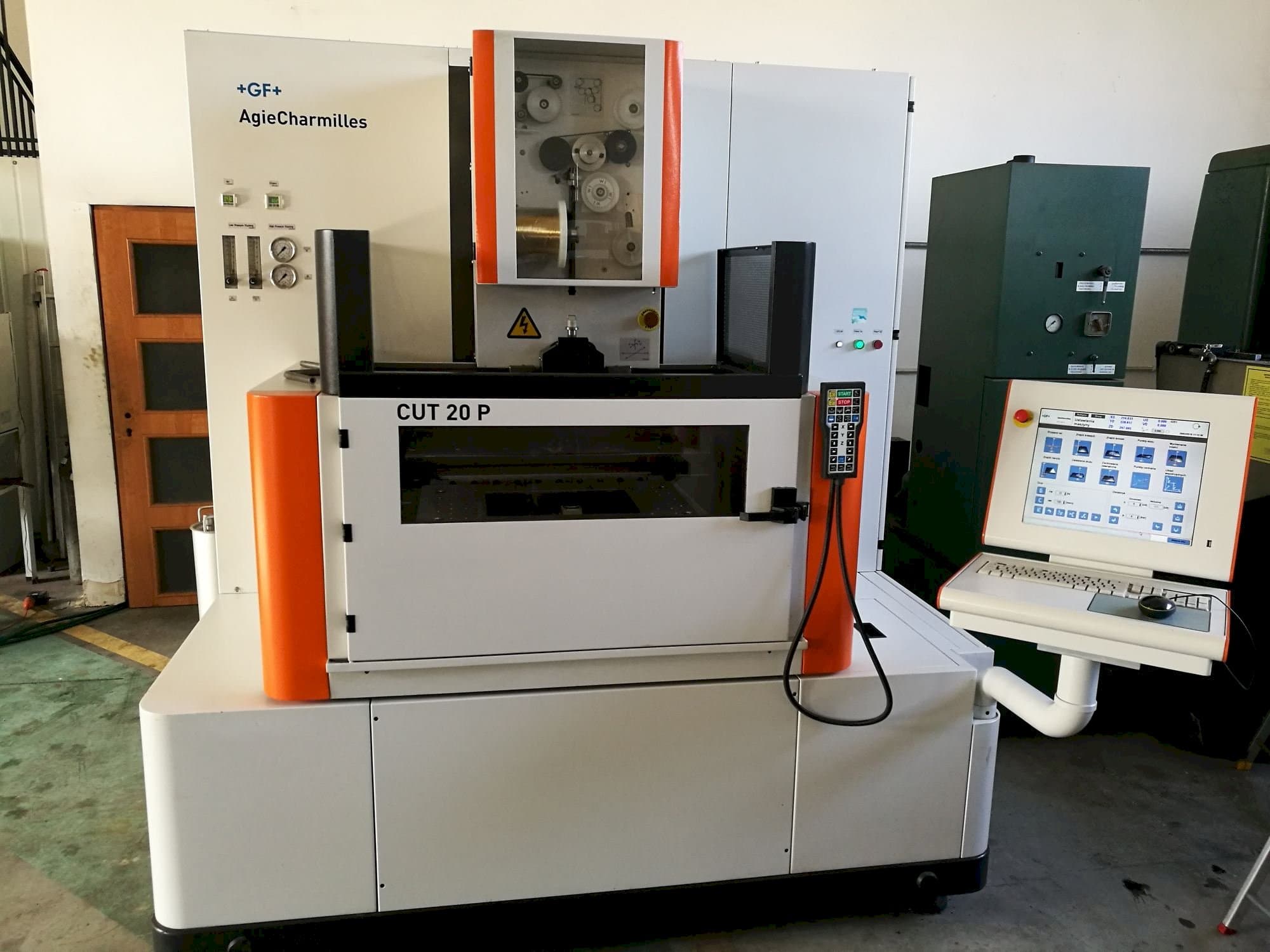 Čelní pohled  na AgieCharmilles CUT 20 P  stroj