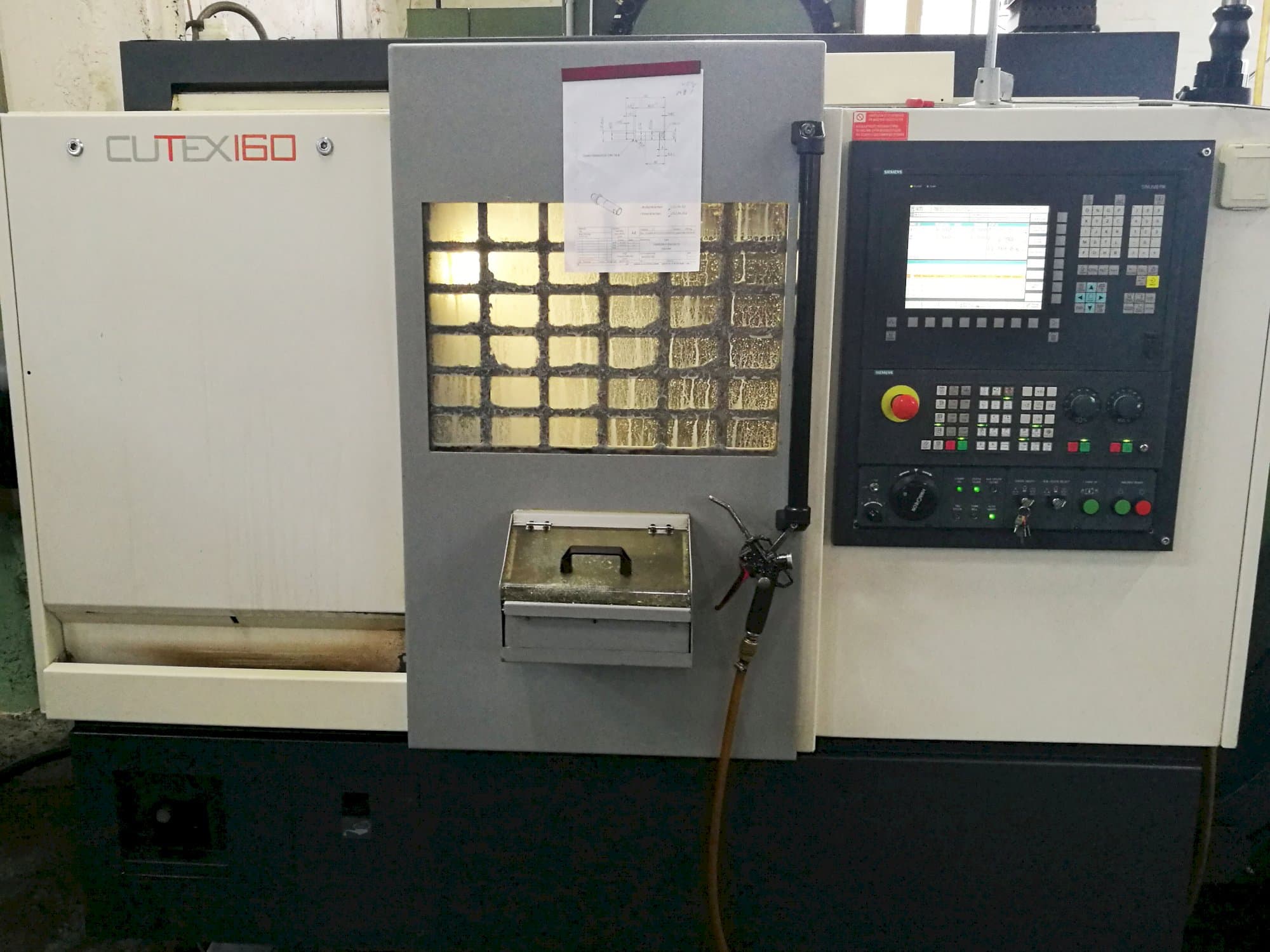 Čelní pohled  na HWACHEON CUTEX-160 stroj