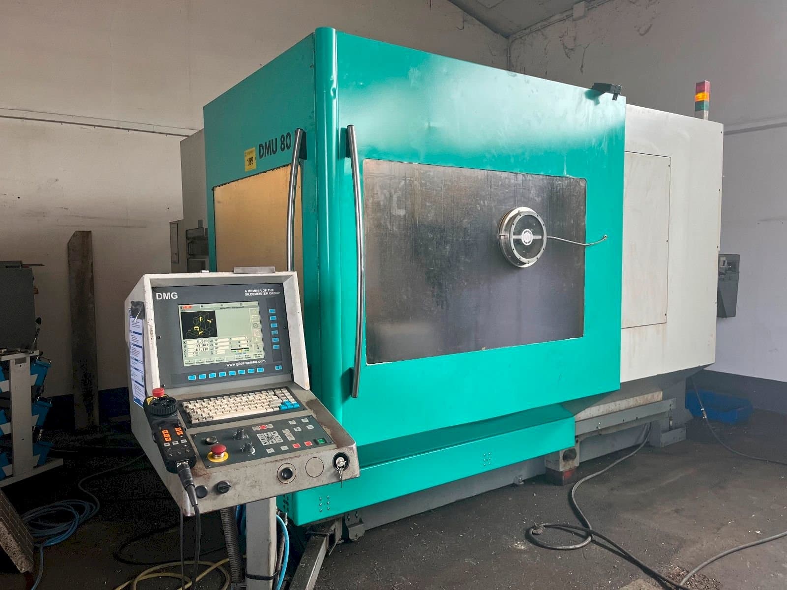 Čelní pohled  na DMG Deckel Maho DMU 80 P  stroj