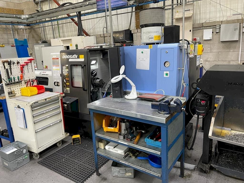 Čelní pohled  na Doosan Lynx 220 LMA  stroj