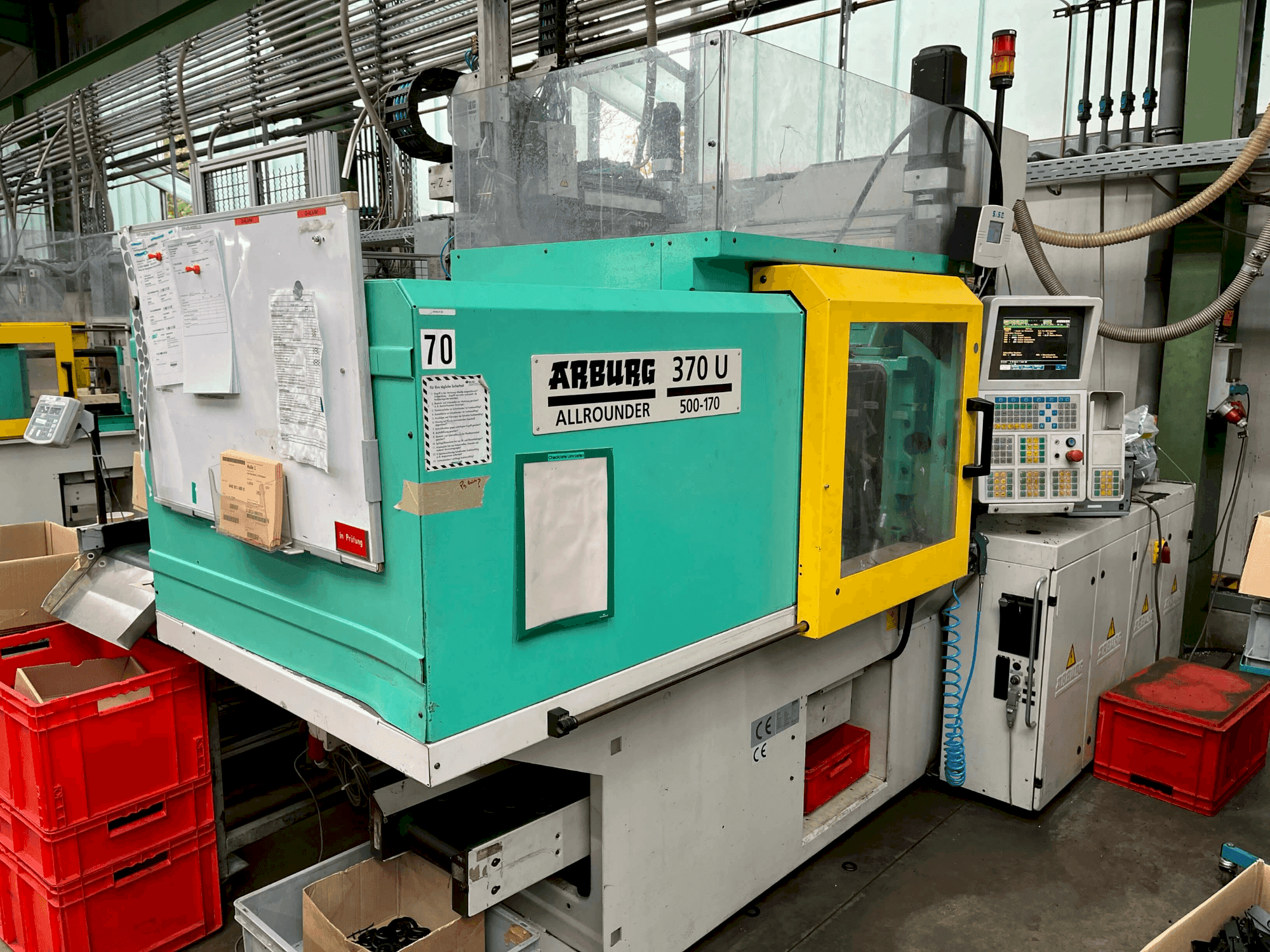 Čelní pohled  na Arburg Allrounder 370-50 U  stroj