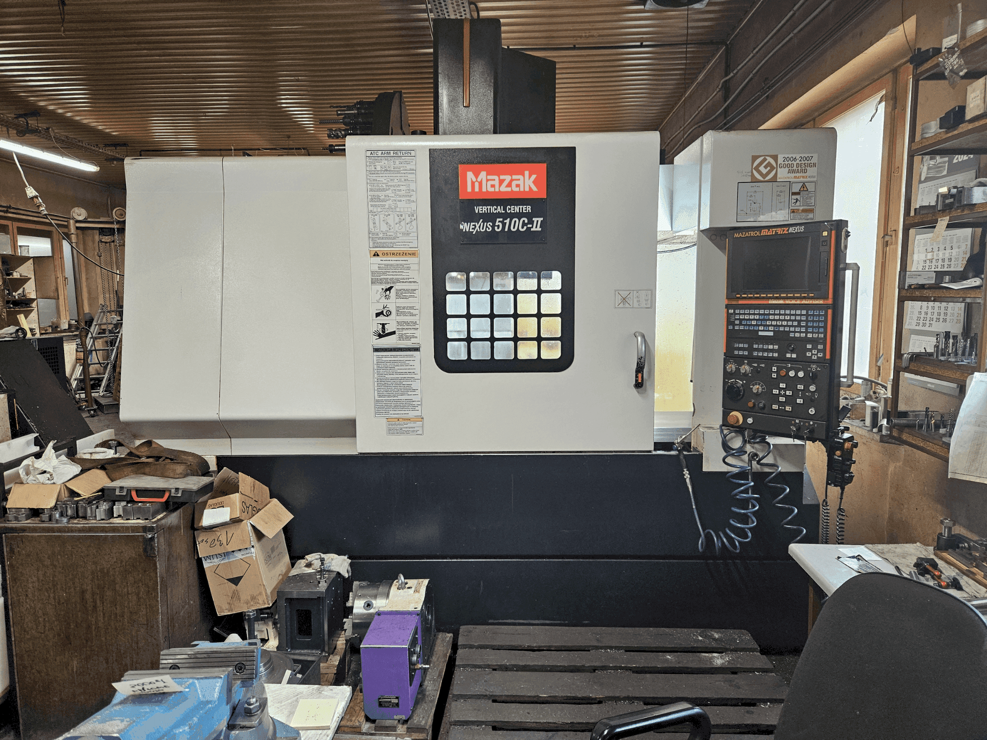 Čelní pohled  na Mazak NEXUS VCN 510C-II  stroj