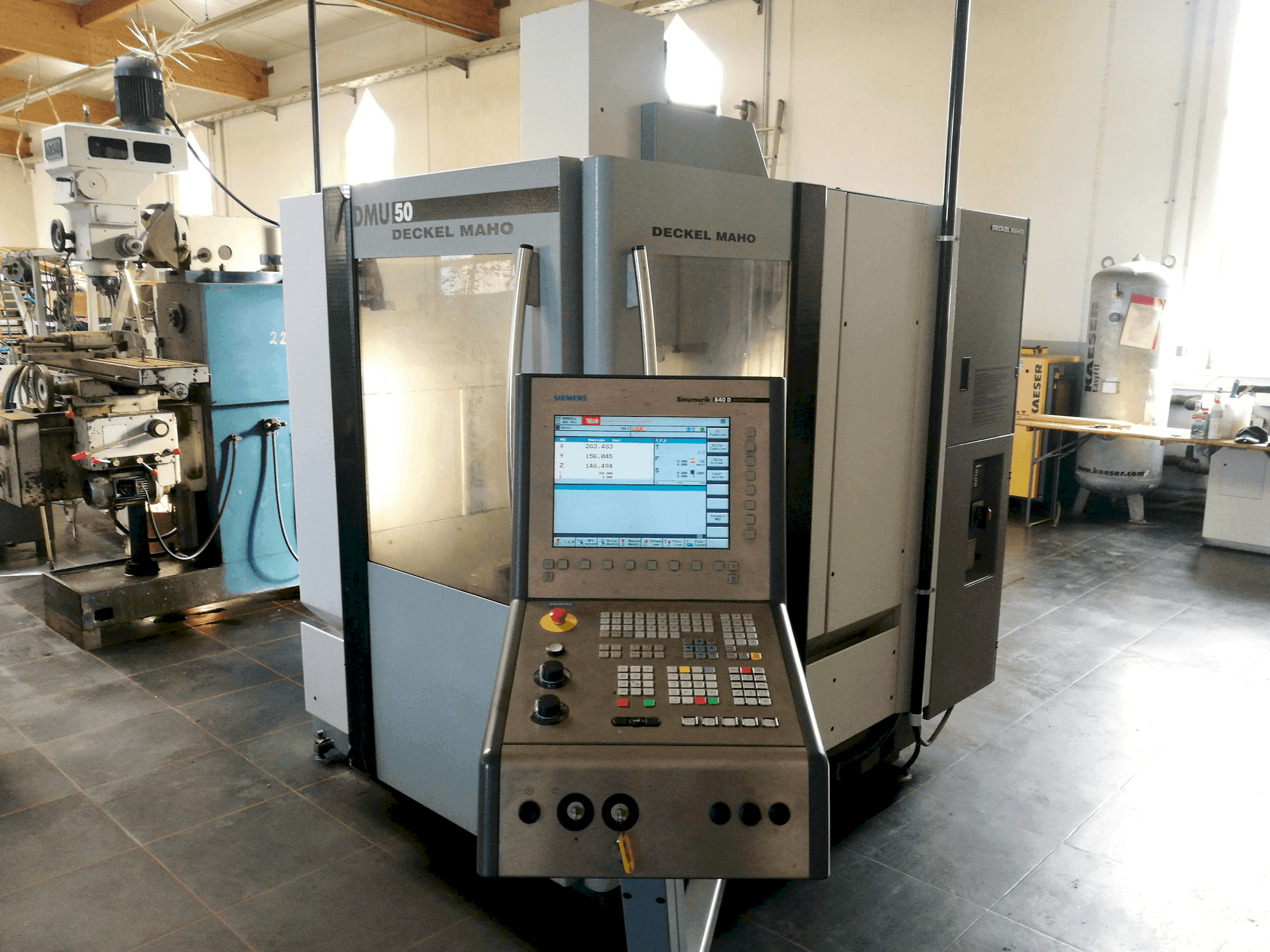 Čelní pohled  na DECKEL MAHO DMU 50  stroj