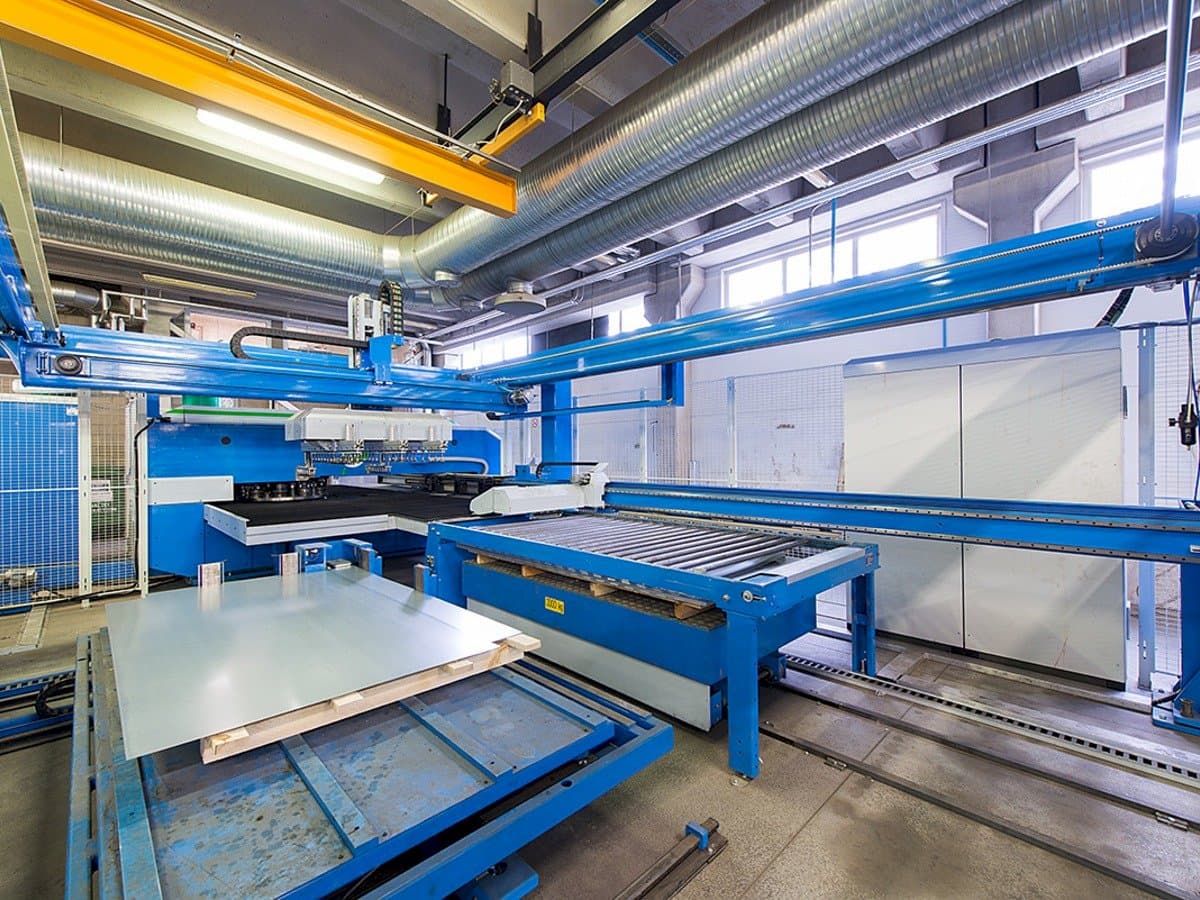 Levý boční pohled  na Finn-Power E 5 Lui  stroj