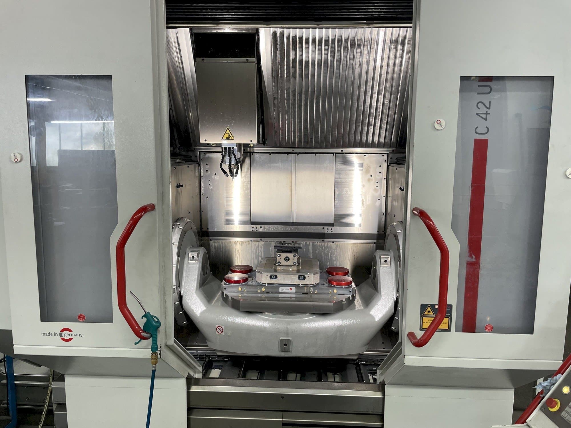 Čelní pohled  na HERMLE C 42 U  stroj