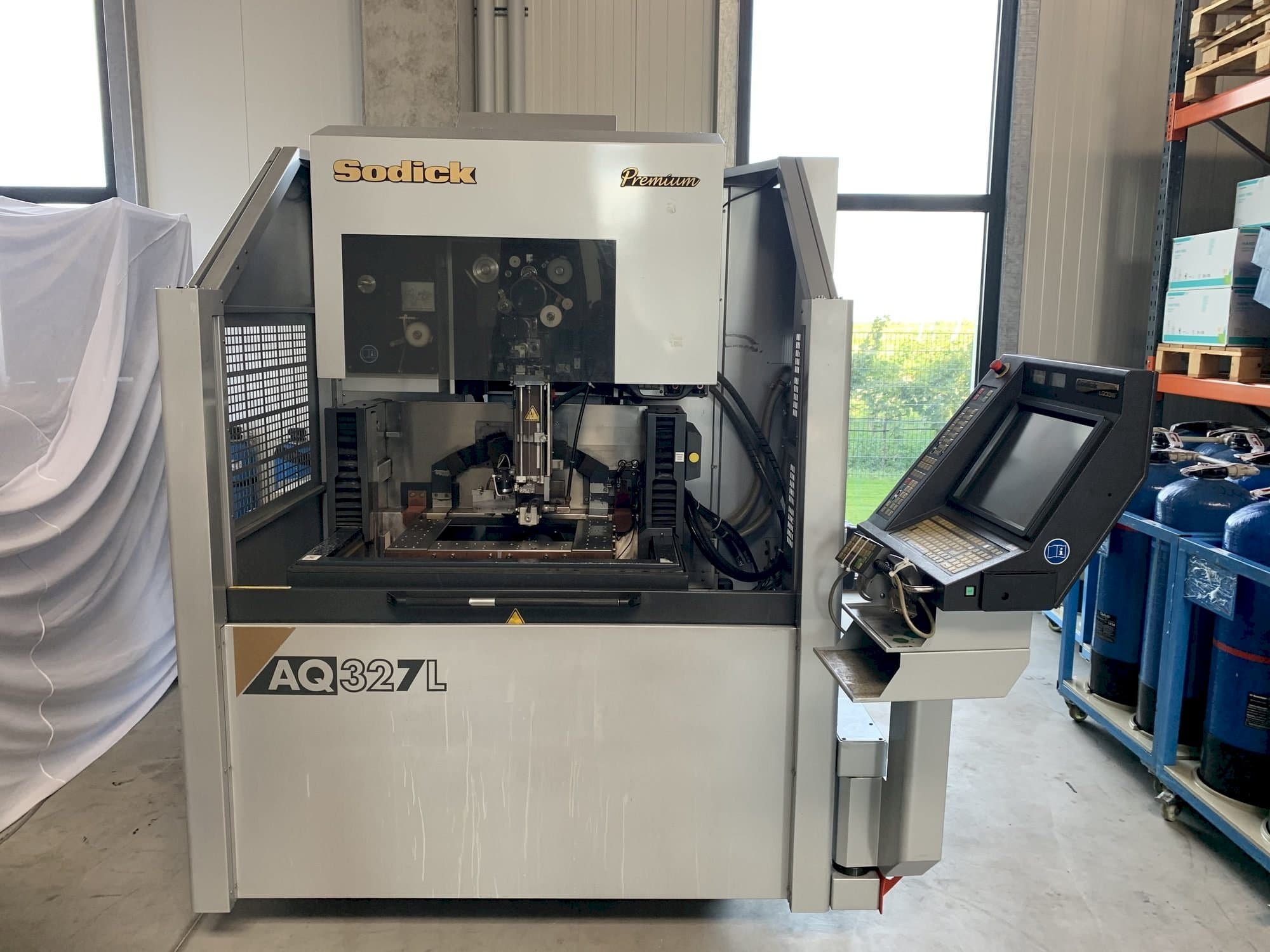 Čelní pohled  na Sodick AQ327L  stroj