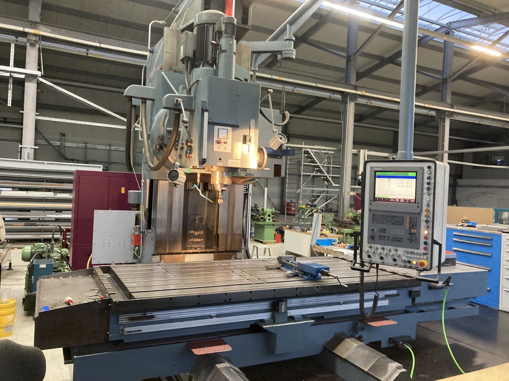 Čelní pohled  na Droop & Rein FS 130 SKE  stroj