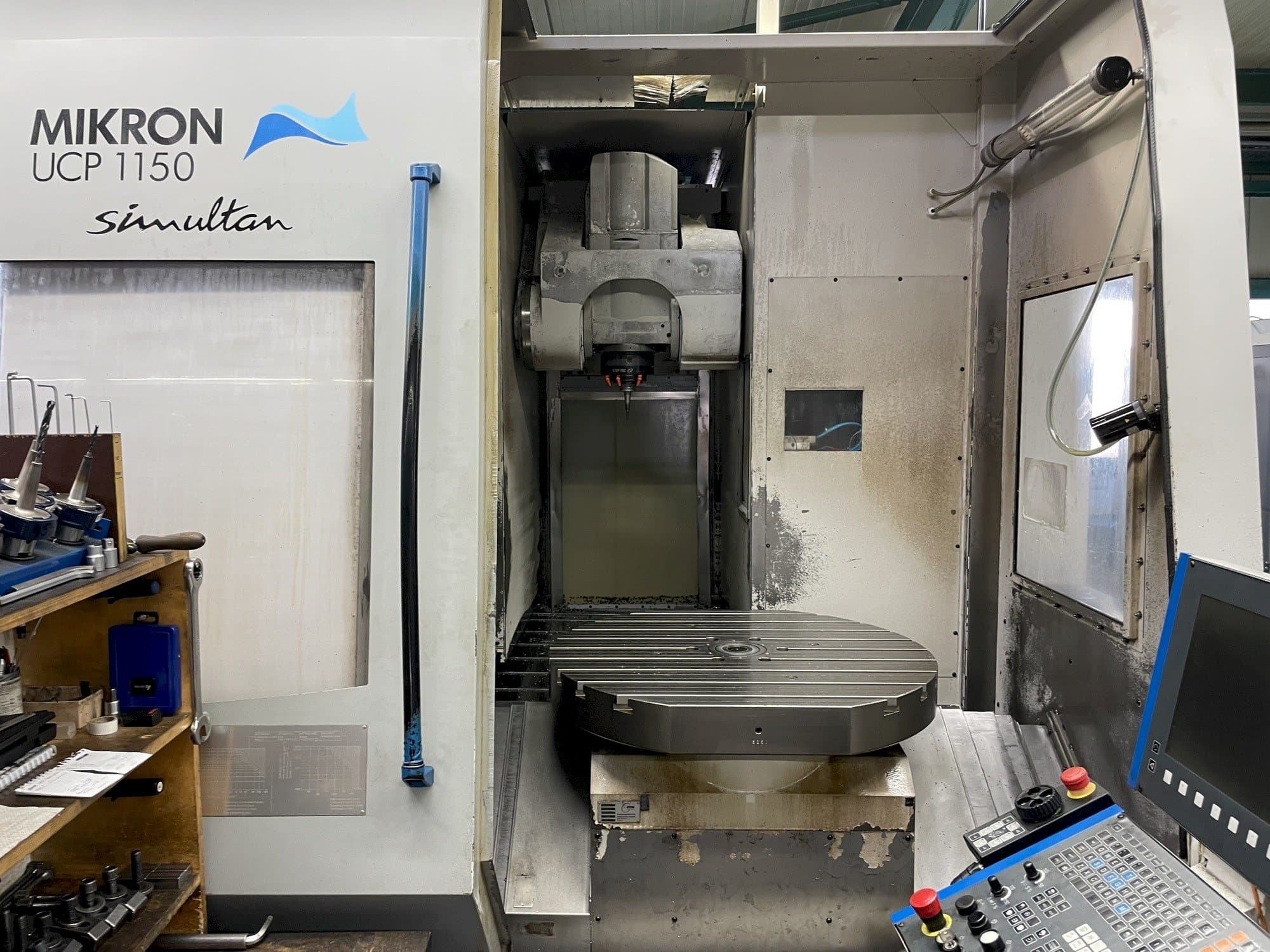 Čelní pohled  na MIKRON UCP 1150 SIMULTAN  stroj