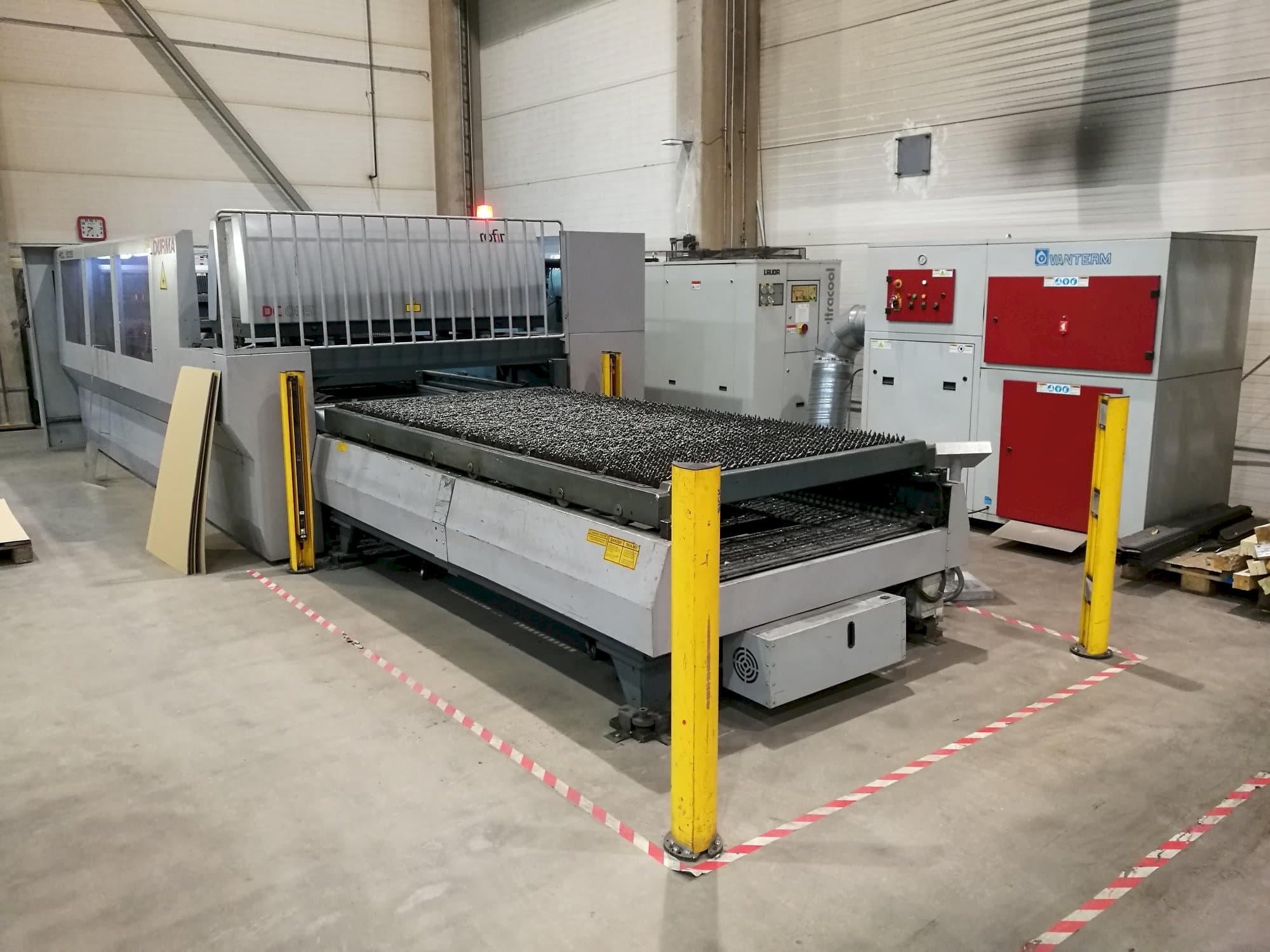 Levý boční pohled  na Durma HDL 3015  stroj