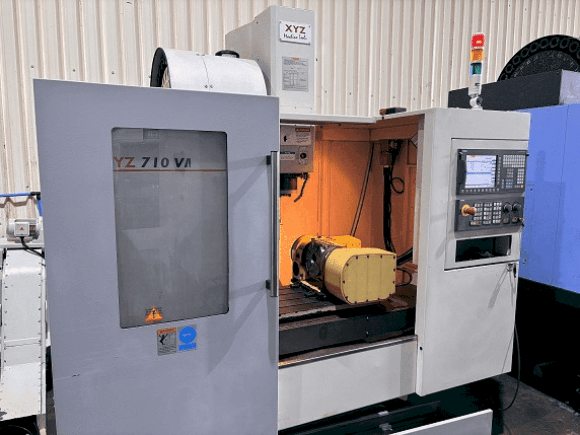 Čelní pohled  na XYZ 710 VMC  stroj