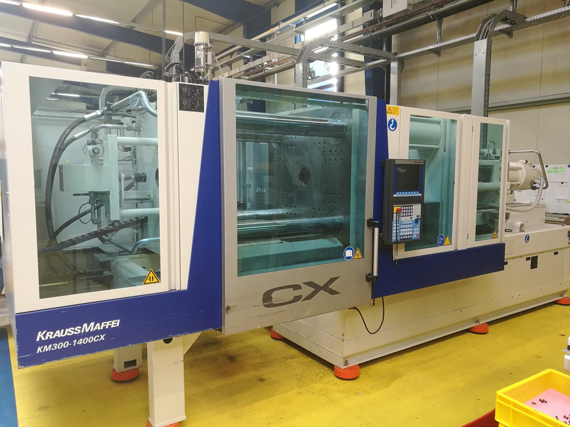 Čelní pohled  na Krauss Maffei 300-1400 CX stroj