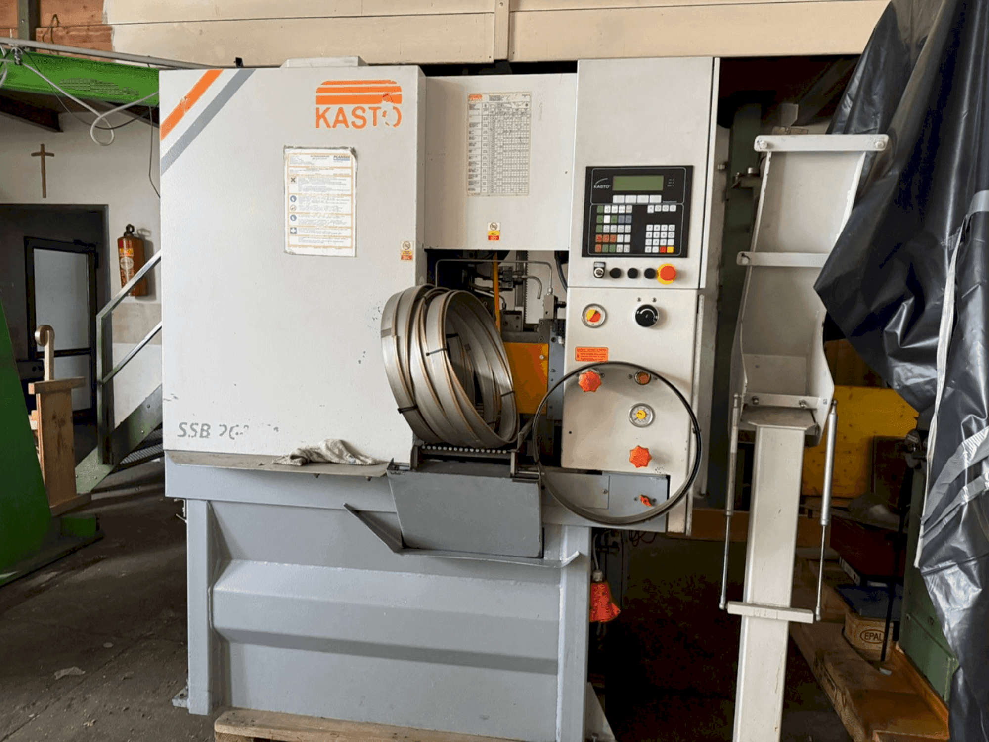 Čelní pohled  na KASTO SSB 260 VA-CC-CNC  stroj