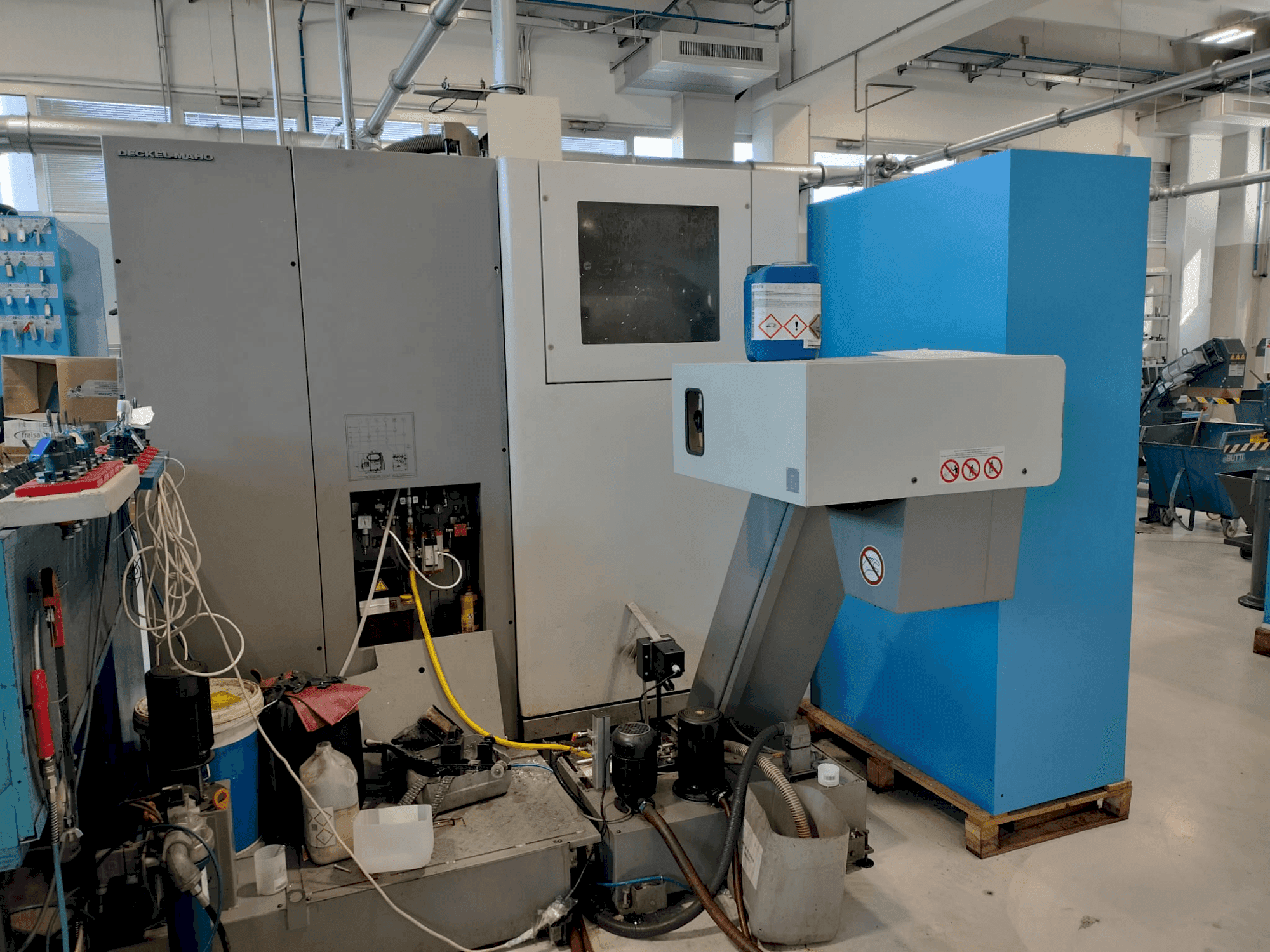 Čelní pohled  na DMG DECKEL MAHO DMC 635V  stroj