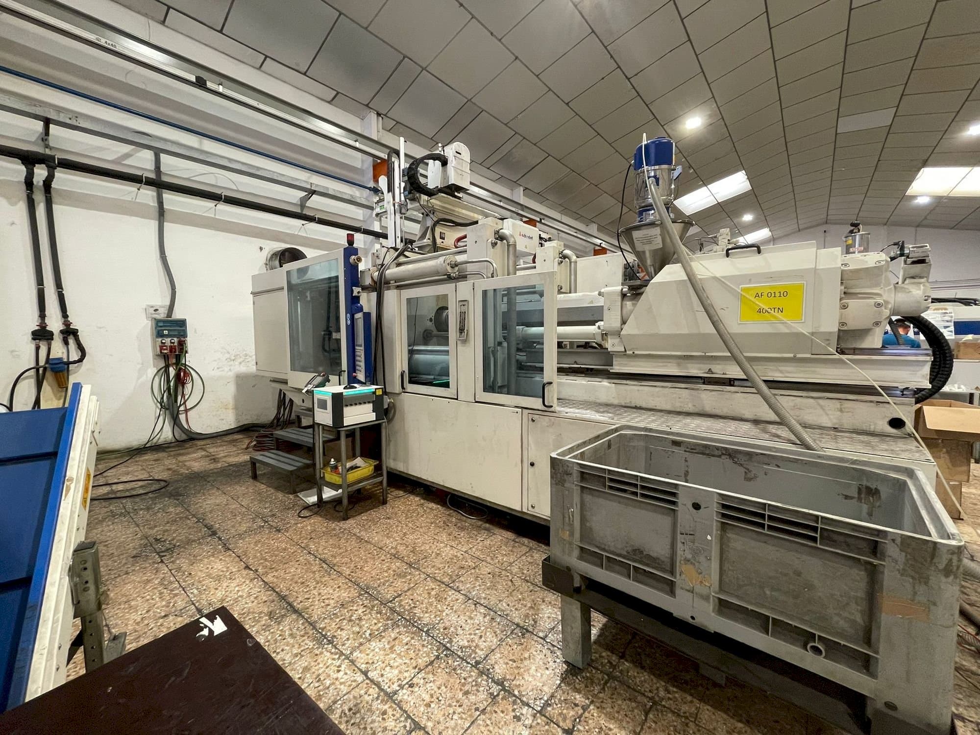 Pravý boční pohled  na Battenfeld HM 400/5100  stroj