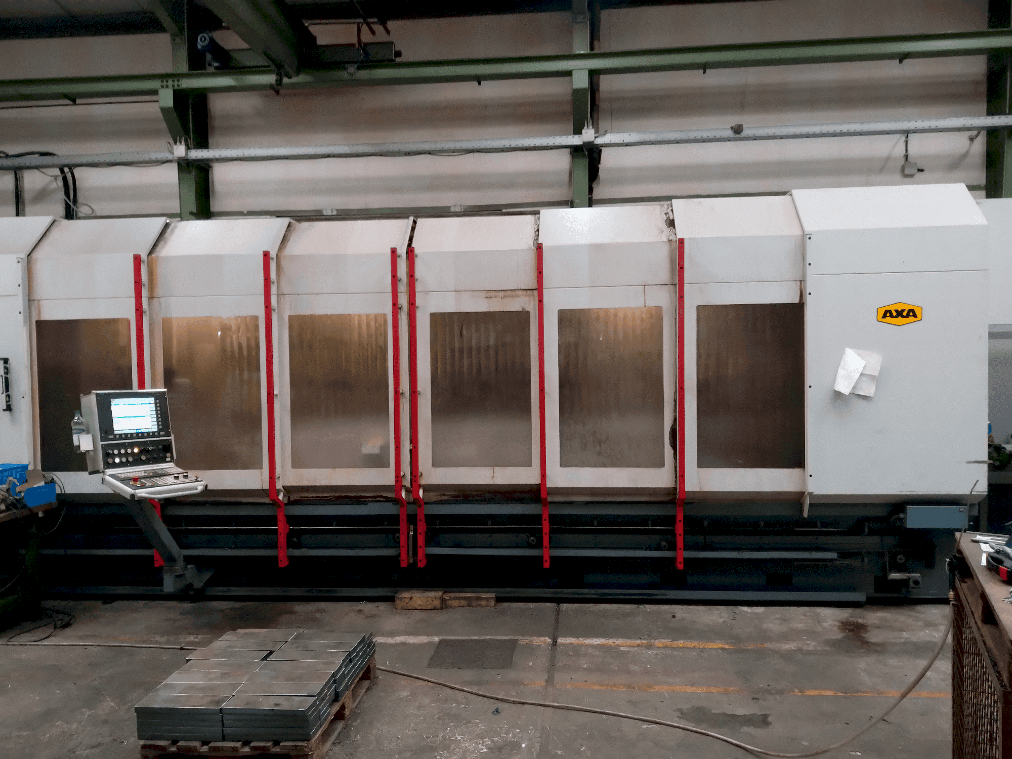 Čelní pohled  na AXA VHC-2-5000-XTS-50  stroj