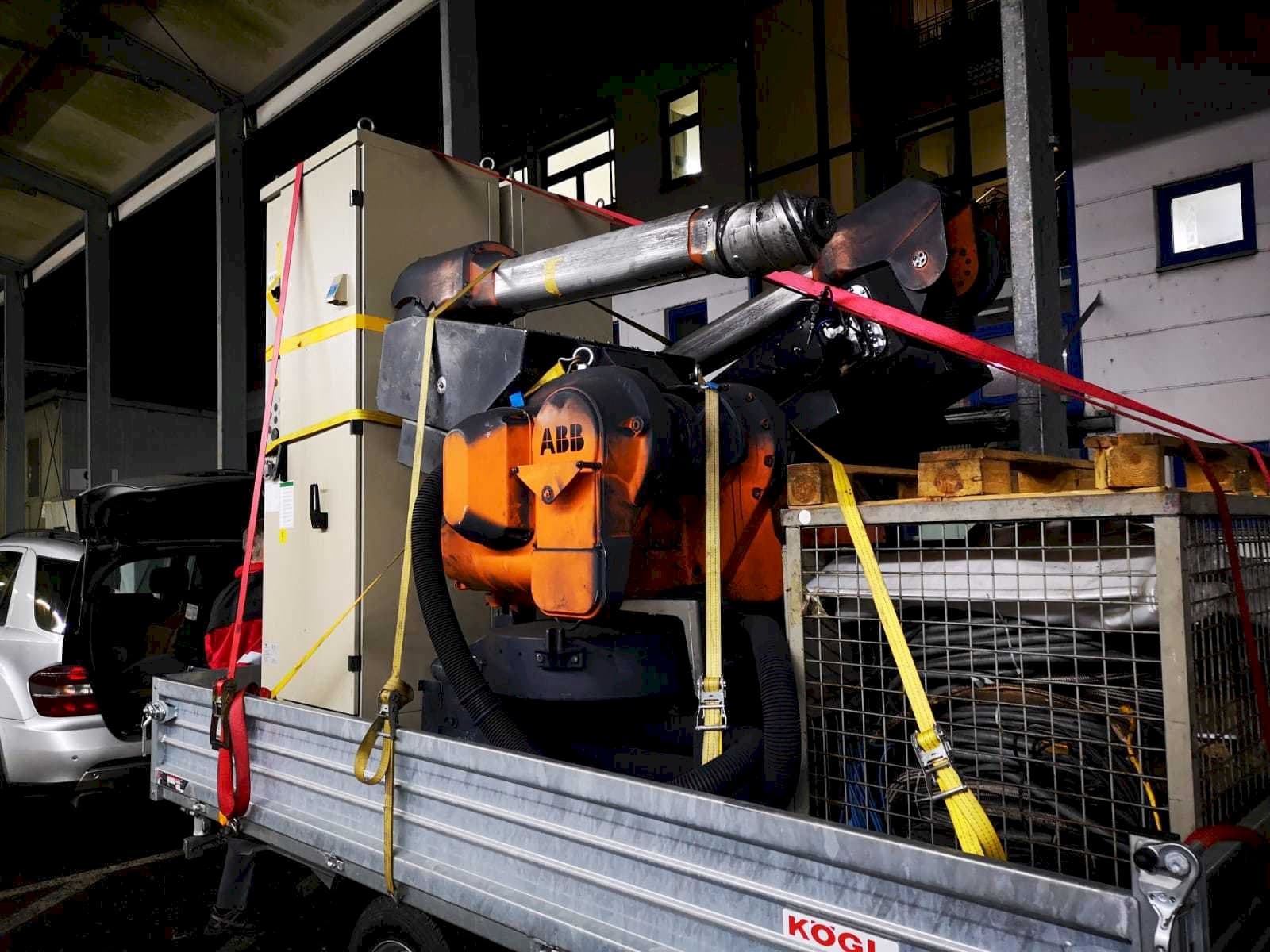 Čelní pohled  na ABB IRB 5400  stroj